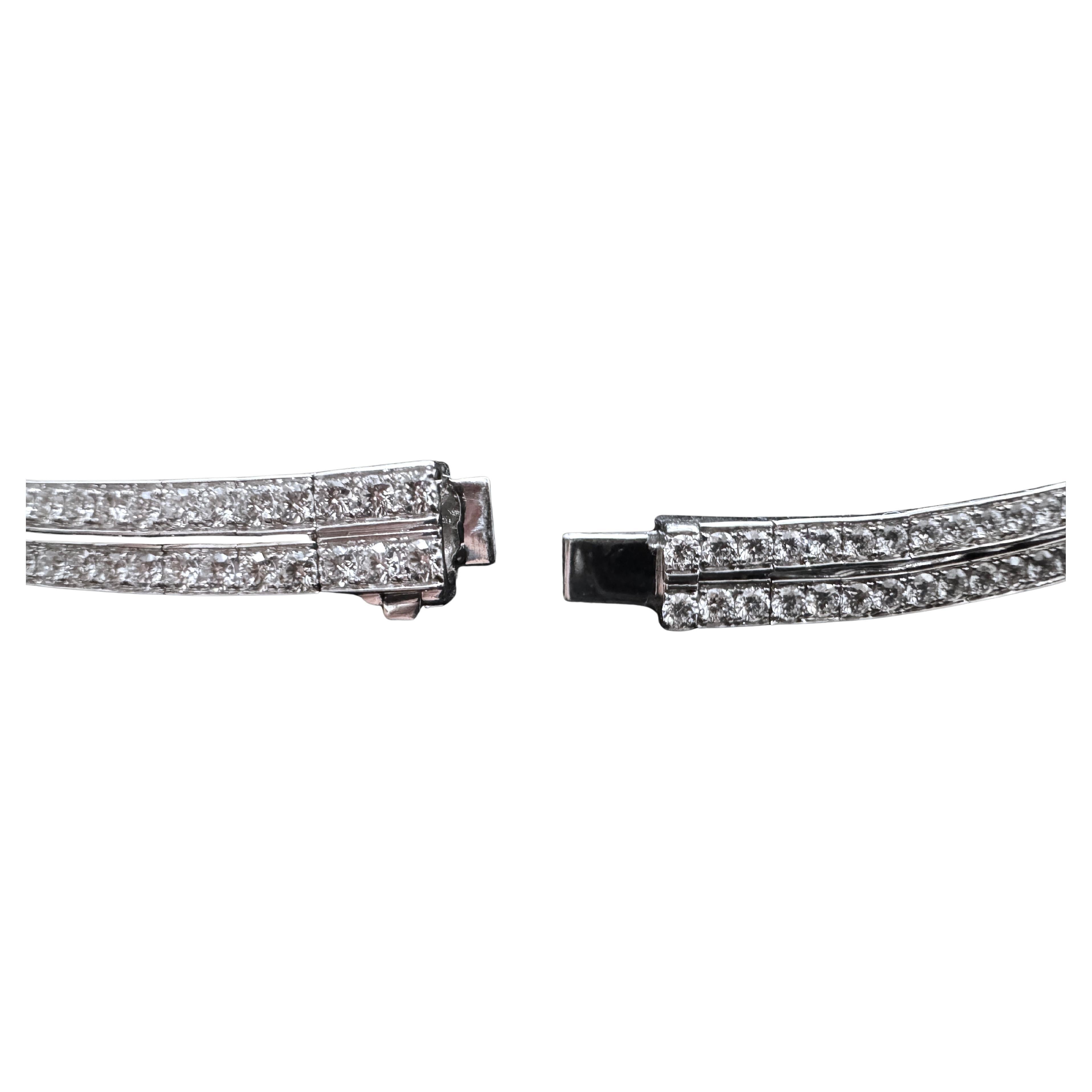 Round Cut 18k White Gold Diamond Ribbon Necklace For Sale