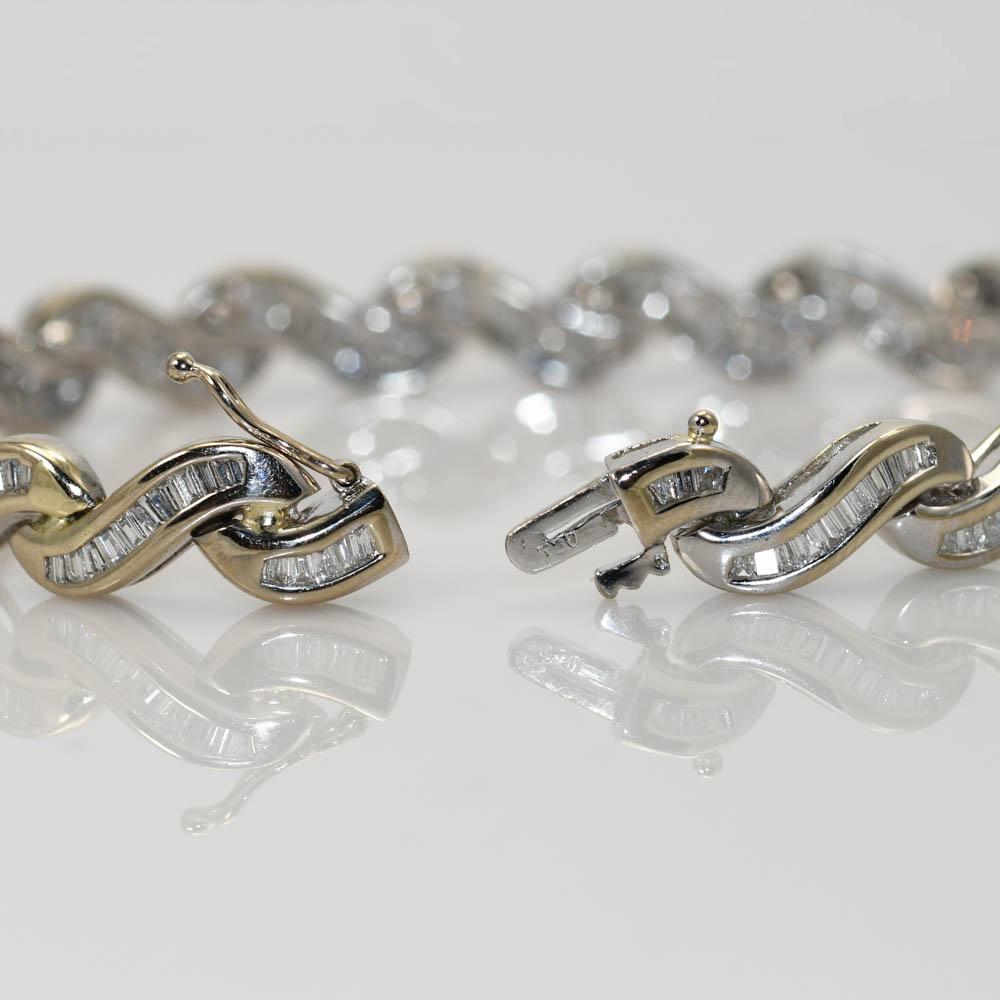 Brazalete de oro blanco de 18 quilates y diamantes para señora.
Diseño estilo lazo.
Lleva el sello 750 y pesa 19 gramos brutos.
Los diamantes son talla baguette, 2,00 quilates en total, color F, G,H, claridad Vs en su mayoría.
La pulsera mide 6 3/8