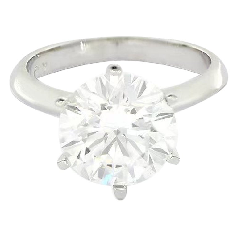 Semplicemente incastonato con un diamante rotondo taglio brillante del peso di 4,01 carati, montato in oro bianco 18 carati. Accompagnato da un rapporto GIA (n. 6202694558), che dichiara che il diamante è di colore E e purezza VS1, con un eccellente