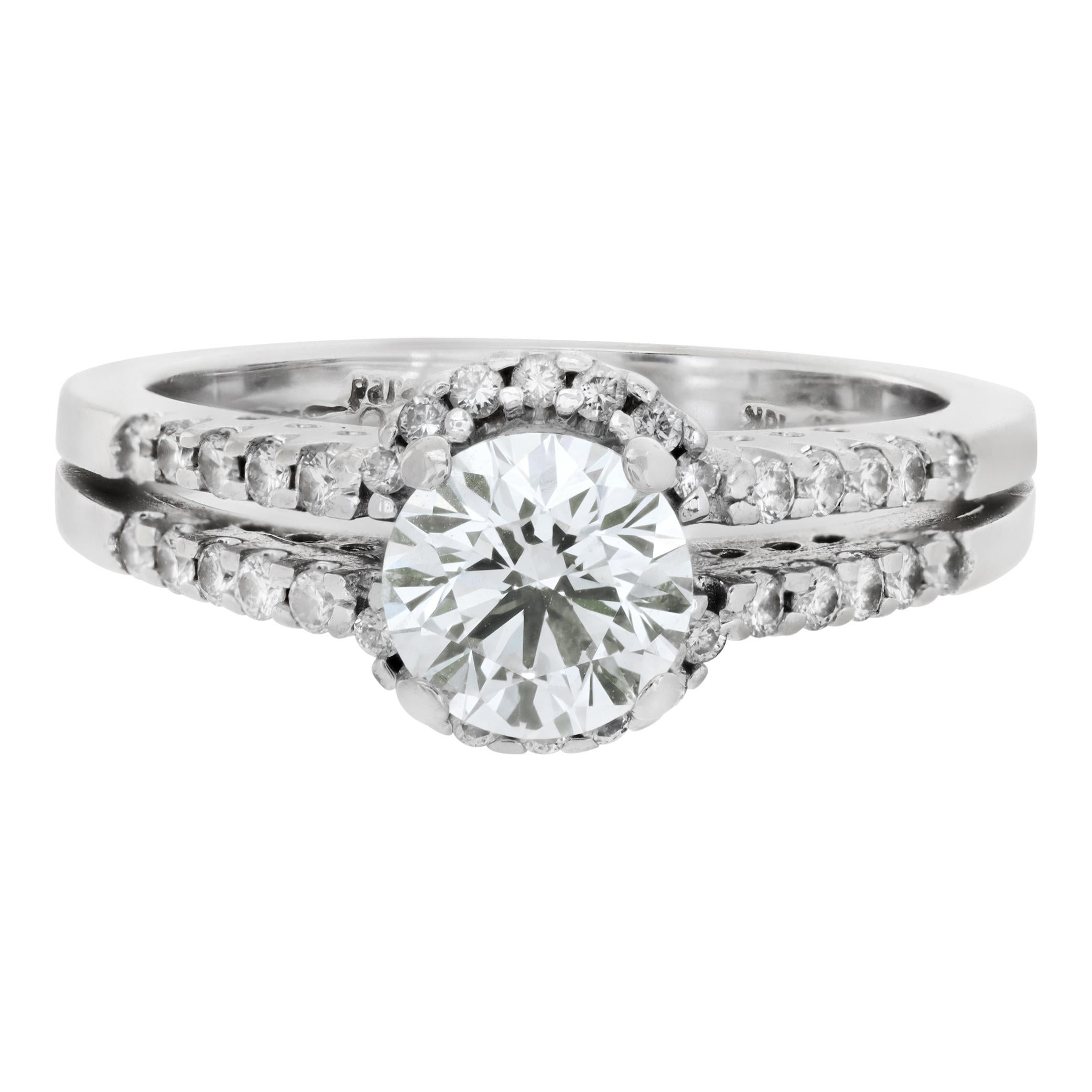 Diamantring, gefasst in 18 Karat Weißgold. Runder Brillant in der Mitte, Gesamtgewicht: ca. 0,75 Karat,  Schätzung: G-H Farbe, VS Klarheit, Split Halo-Schaft Einstellung insgesamt ca.: 0,35 Karat. Größe 6.

Dieser Diamantring ist derzeit Größe 6 und