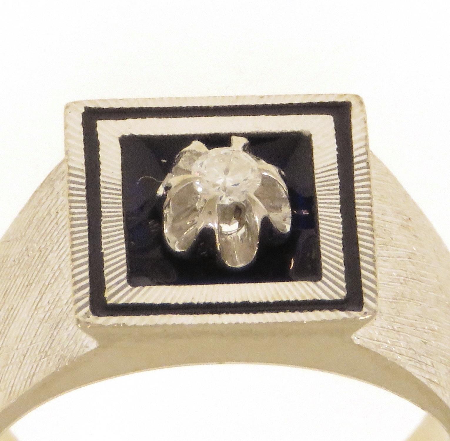 Vintage solitaire band ring handcrafted in 18k white gold. A double square frame in the centre surrounds a brillant cut diamond, embellished by delicated blue enamel. Marked with the gold mark 750 and the manufacturer mark from Arezzo