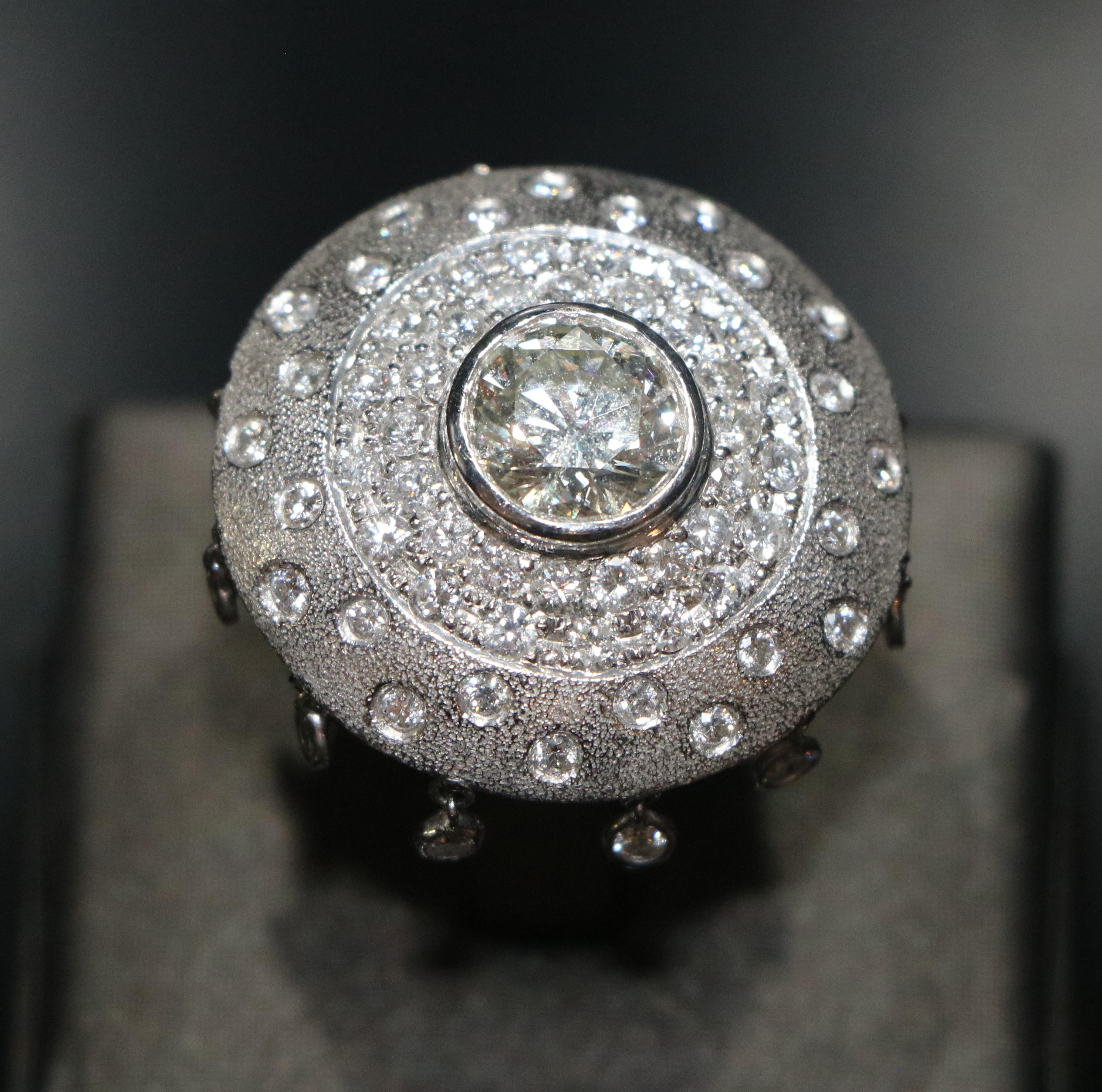 Bague en or blanc 18K avec diamant

MATERIAL : Or blanc 18 carats, poids total 18,93 grammes.

Pierre centrale : Diamant rond taillé en brillant, qui sert de point focal au luxueux design.

Poids total des diamants : 5,5 carats