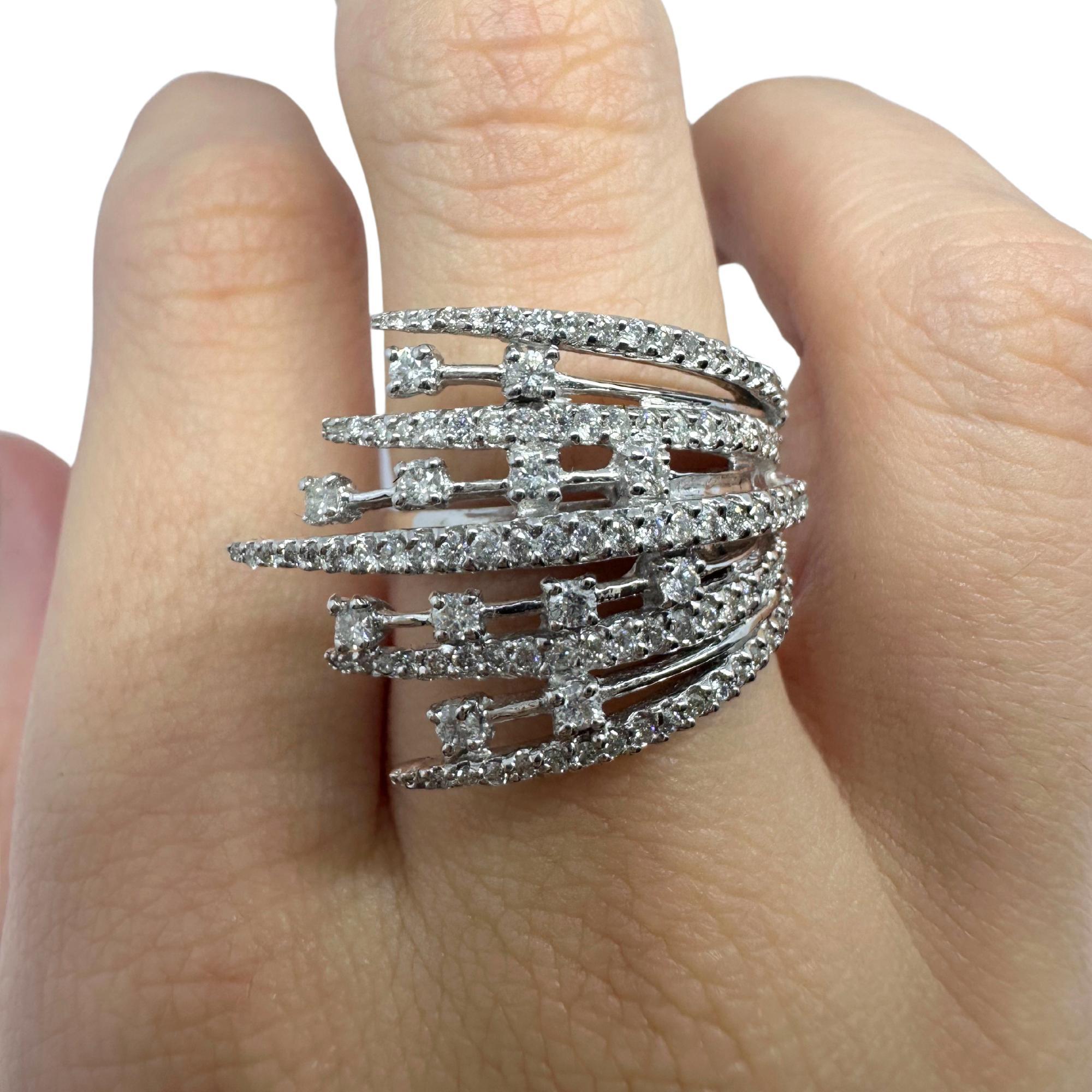 Bague en or blanc 18k avec diamant
Condit : En bon état avec quelques légères usures de surface dues à l'âge.
Taille de la bague : 6.50
Largeur : 0.75 pouces
Marques : 