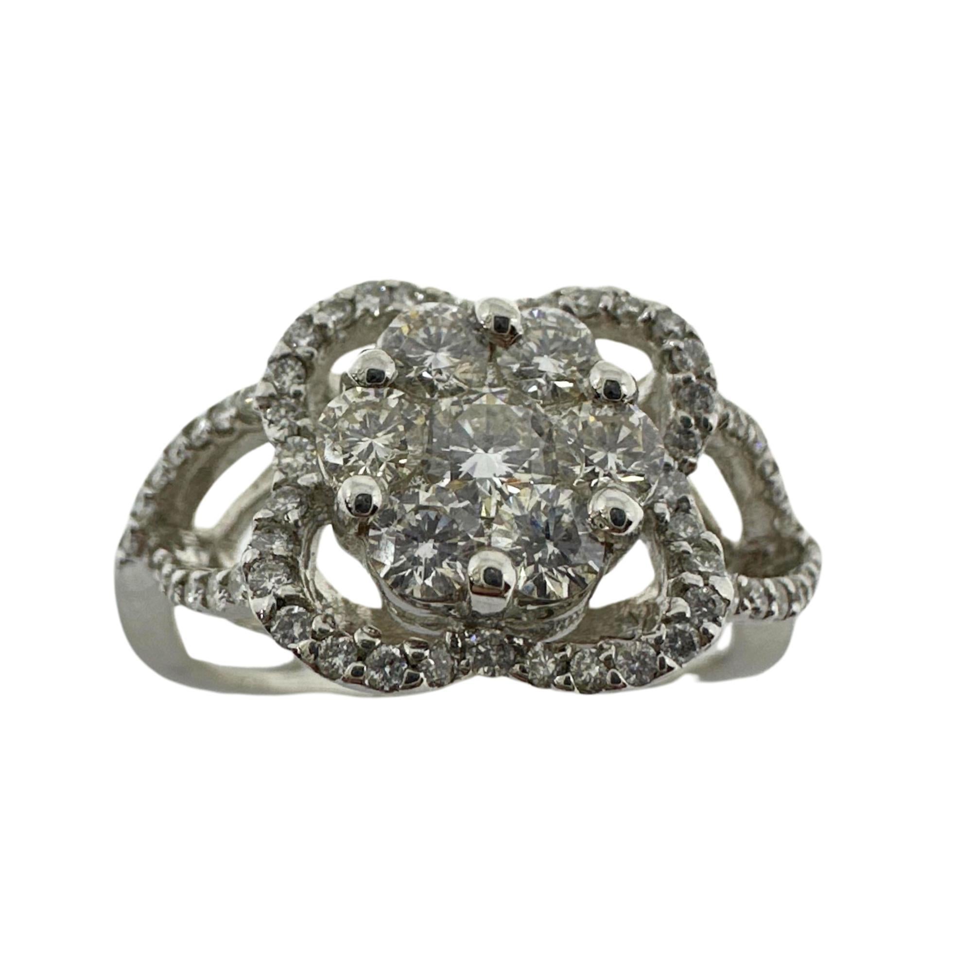 Anello con diamante in oro bianco 18 carati
Condit: In buone condizioni, con qualche lieve usura superficiale dovuta all'età.
Misura dell'anello: 6
Marcature: 