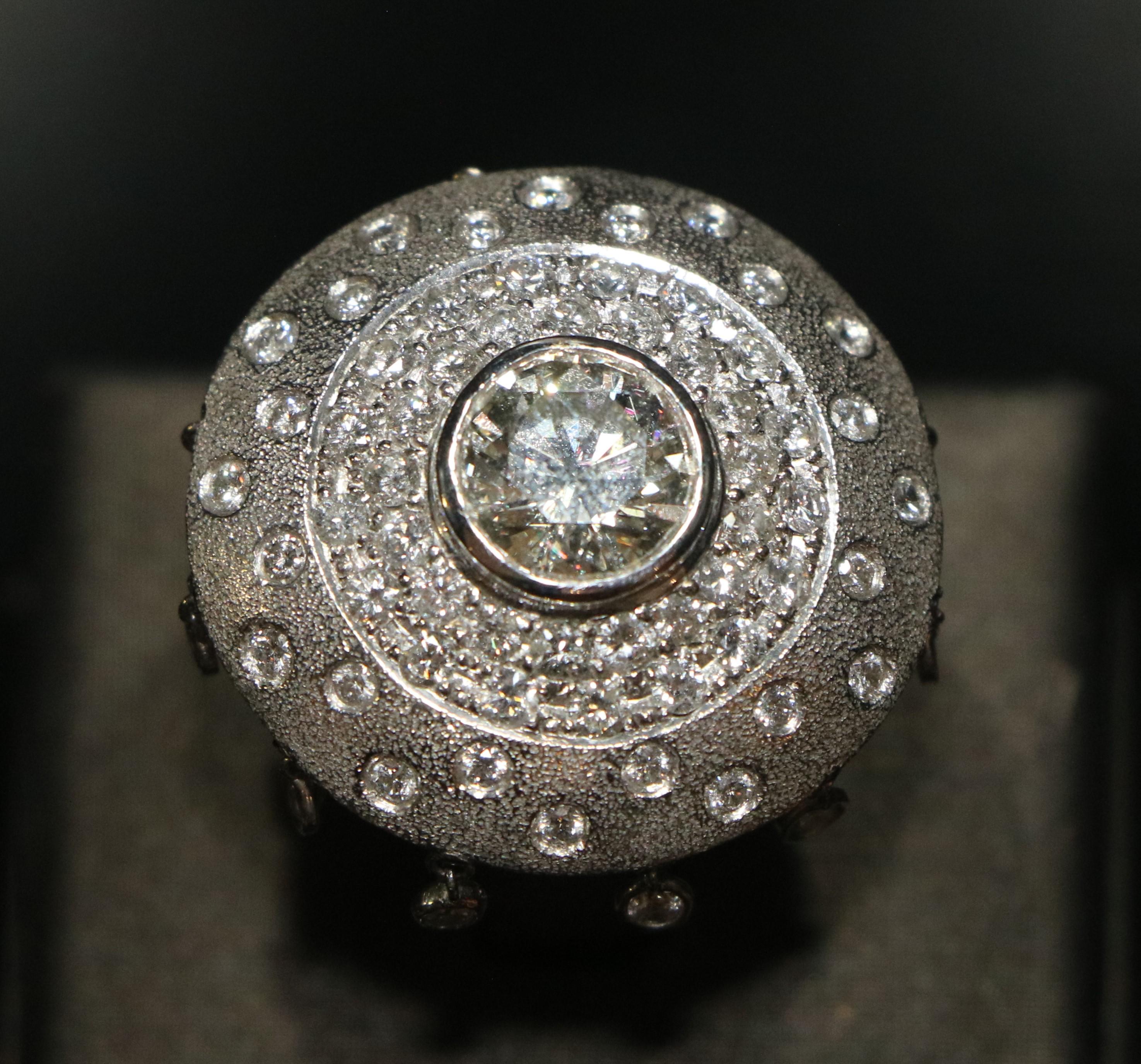 Moderne Bague en or blanc 18K avec diamant en vente