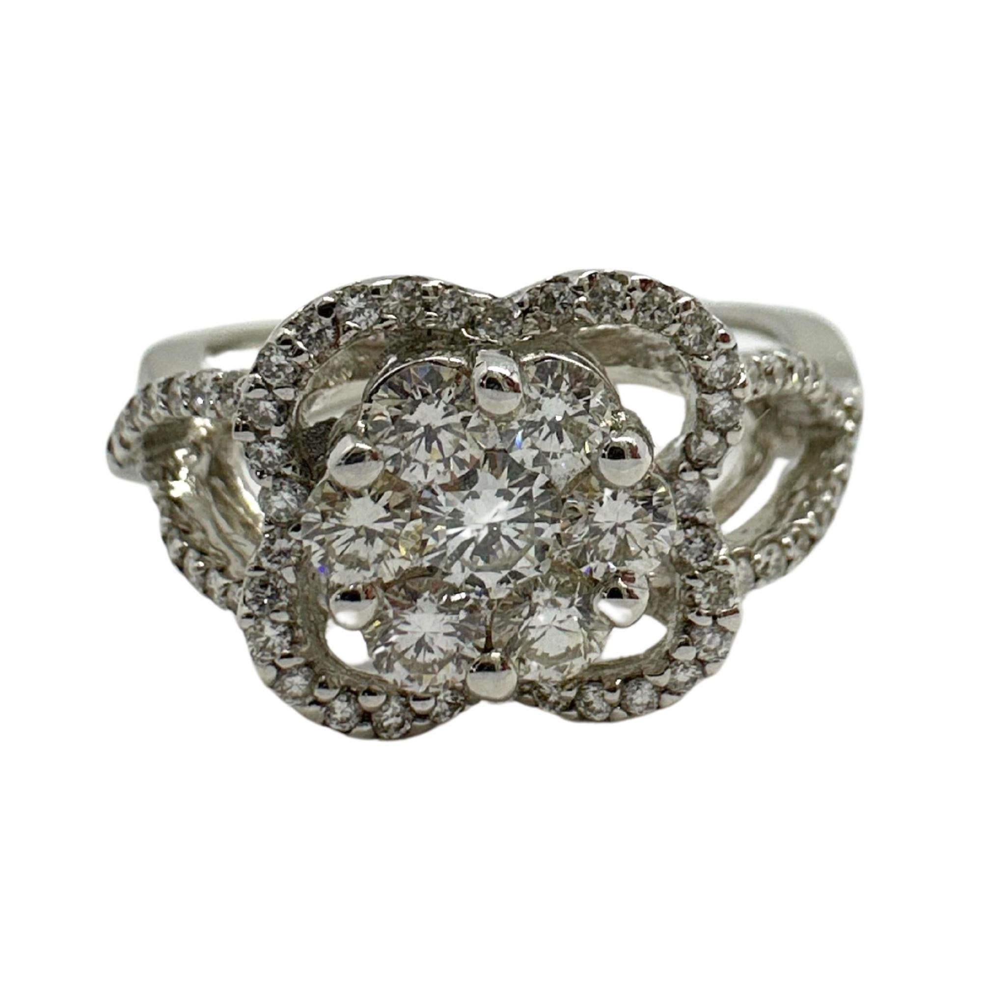 Taglio rotondo Anello con diamante in oro bianco 18 carati in vendita