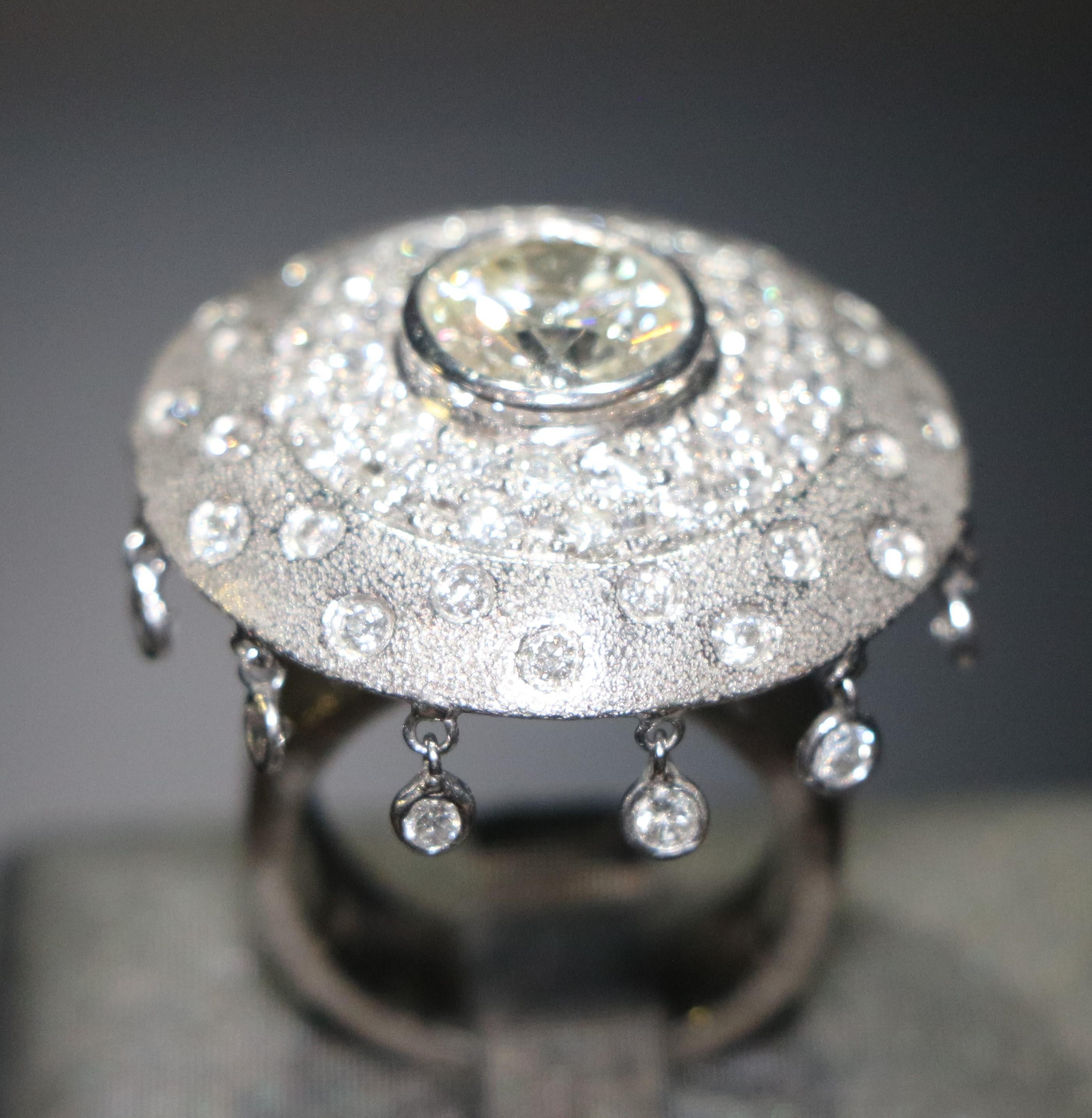 Taille brillant Bague en or blanc 18K avec diamant en vente