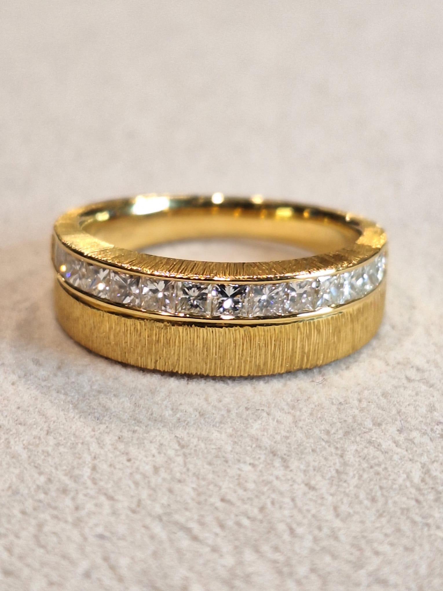 Women's or Men's 18K White Gold Diamond Ring For Sale