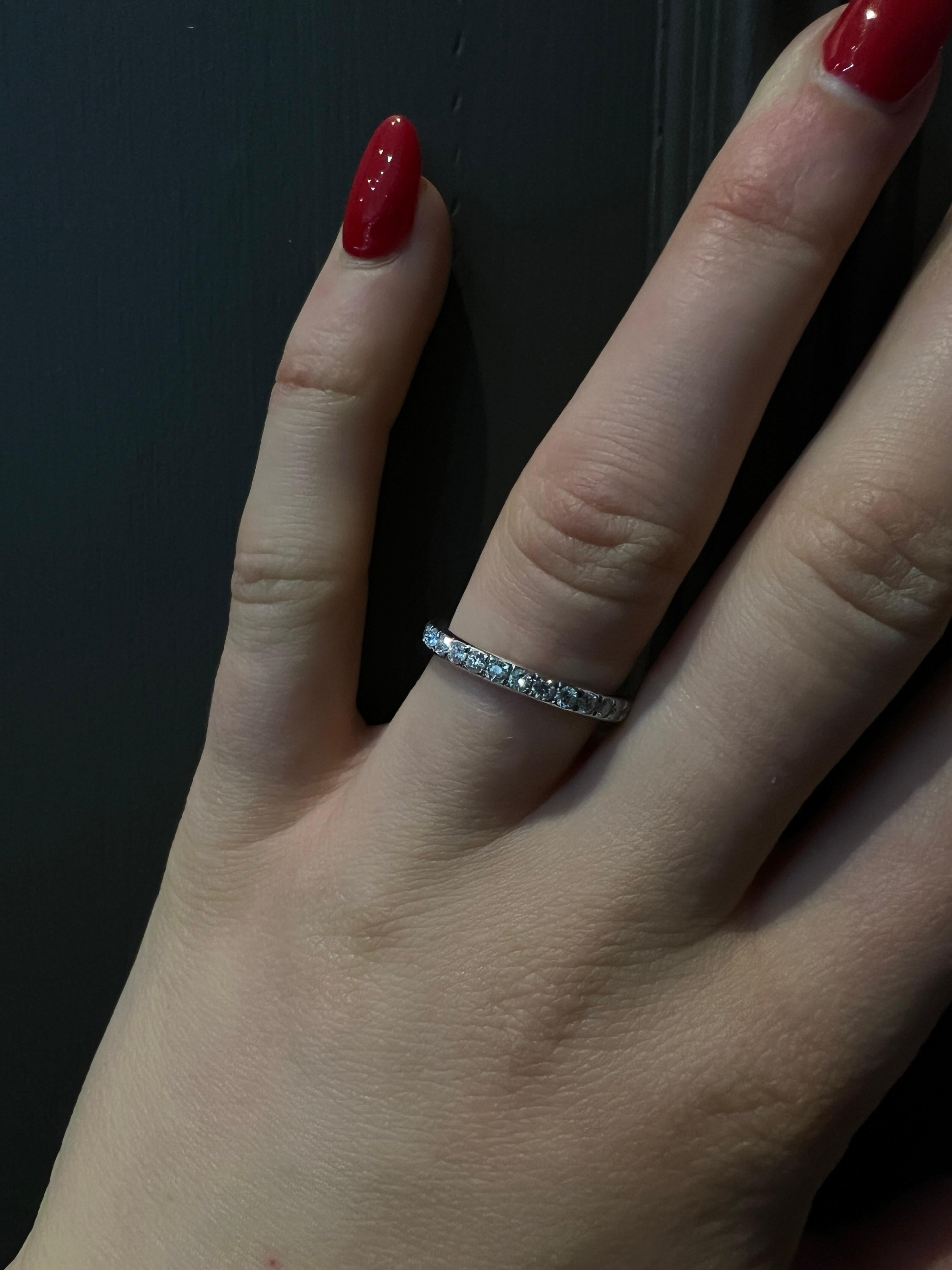 Anillo de diamantes de oro blanco de 18 quilates en venta 1