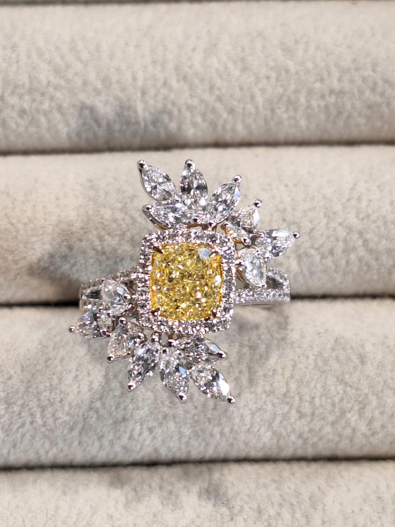 18K White Gold Diamond Ring with Fancy Yellow For Sale 7