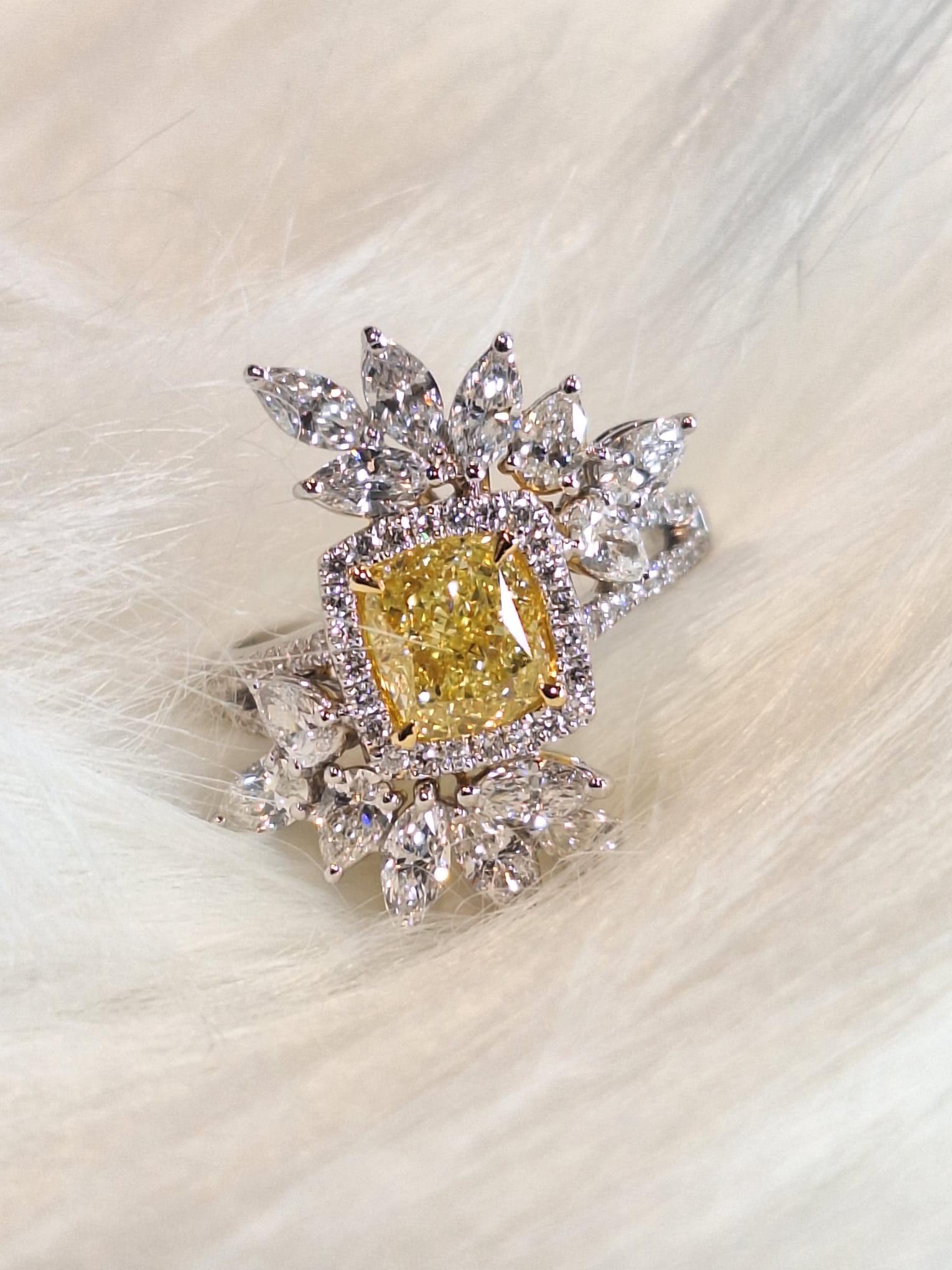 Women's or Men's 18K White Gold Diamond Ring with Fancy Yellow For Sale