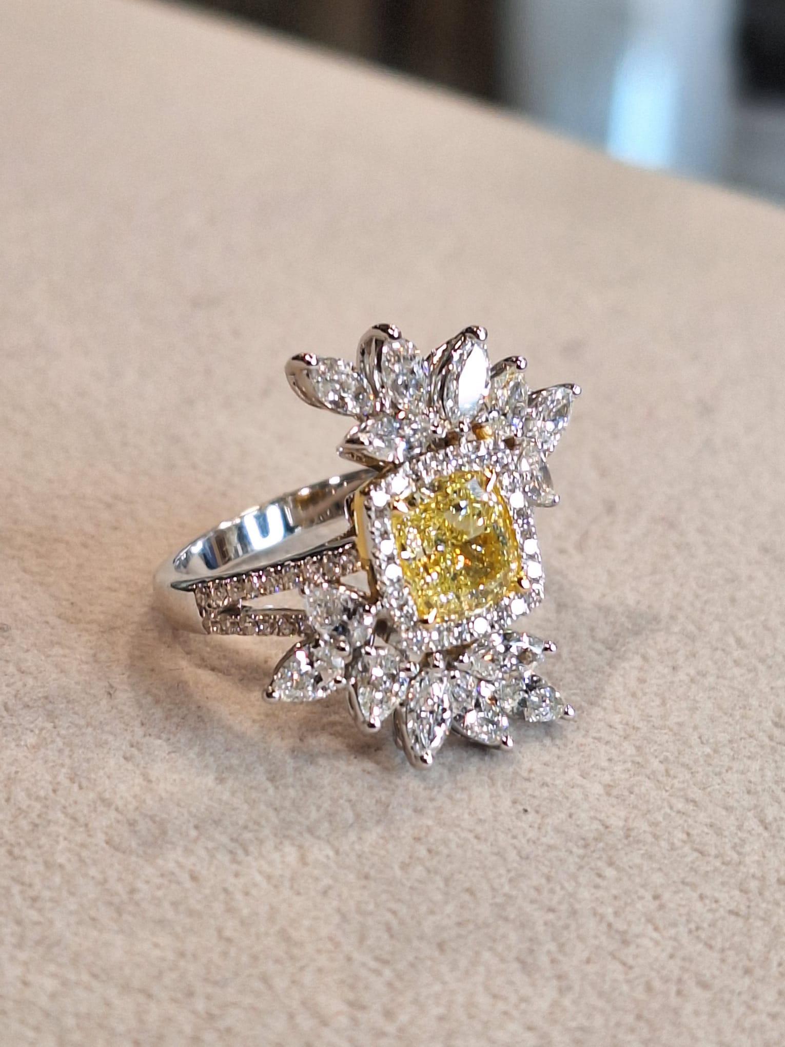 18K White Gold Diamond Ring with Fancy Yellow For Sale 2