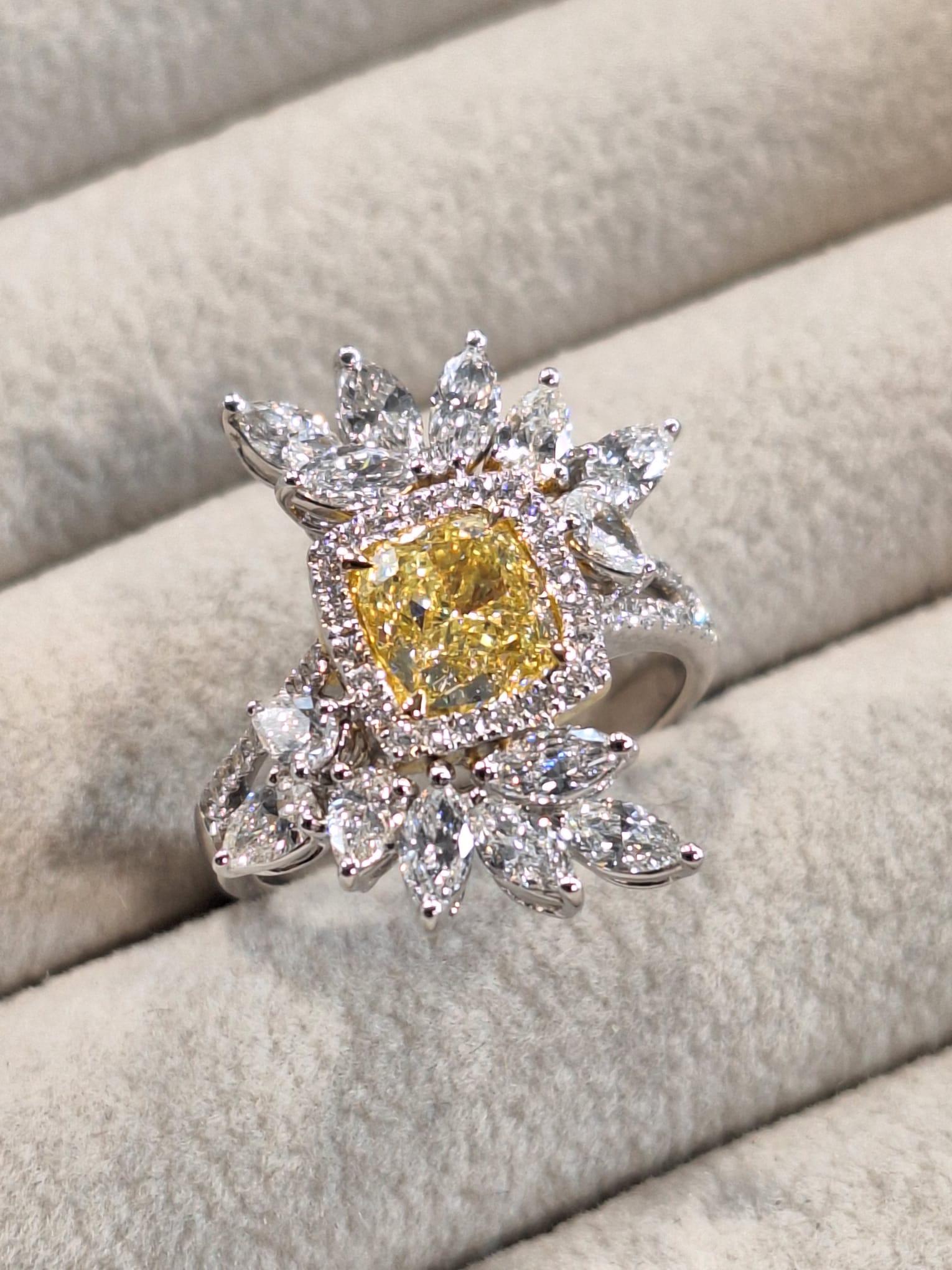 18K White Gold Diamond Ring with Fancy Yellow For Sale 4