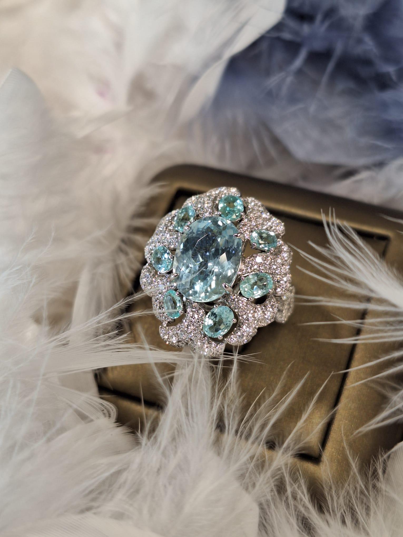 18K White Gold Diamond Ring with Paraiba In New Condition For Sale In Central, HK