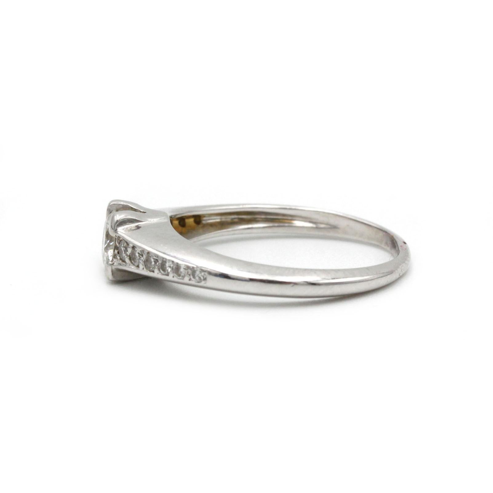 Contemporaneo Anello con diamante in oro bianco 18K con spalle a pavé, 0,65 ct totali in vendita