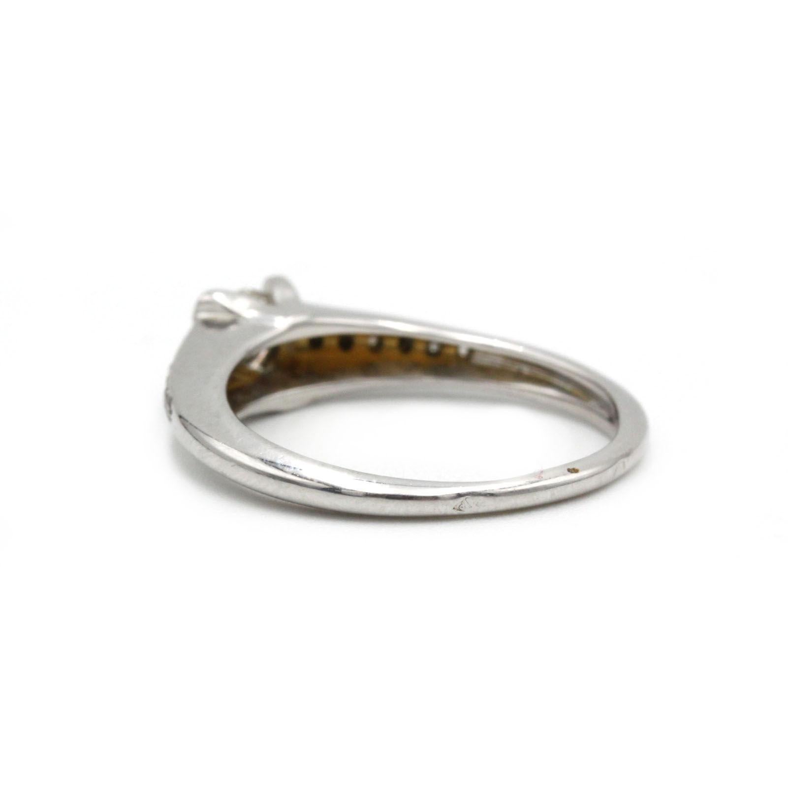 Taglio rotondo Anello con diamante in oro bianco 18K con spalle a pavé, 0,65 ct totali in vendita