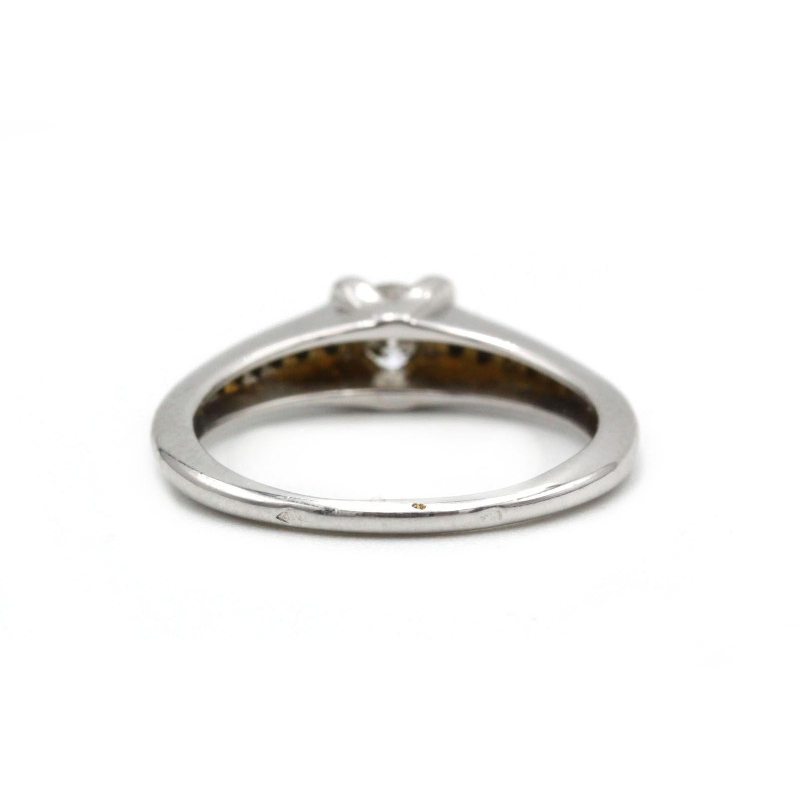 Anello con diamante in oro bianco 18K con spalle a pavé, 0,65 ct totali In condizioni buone in vendita a MONTMORENCY, FR