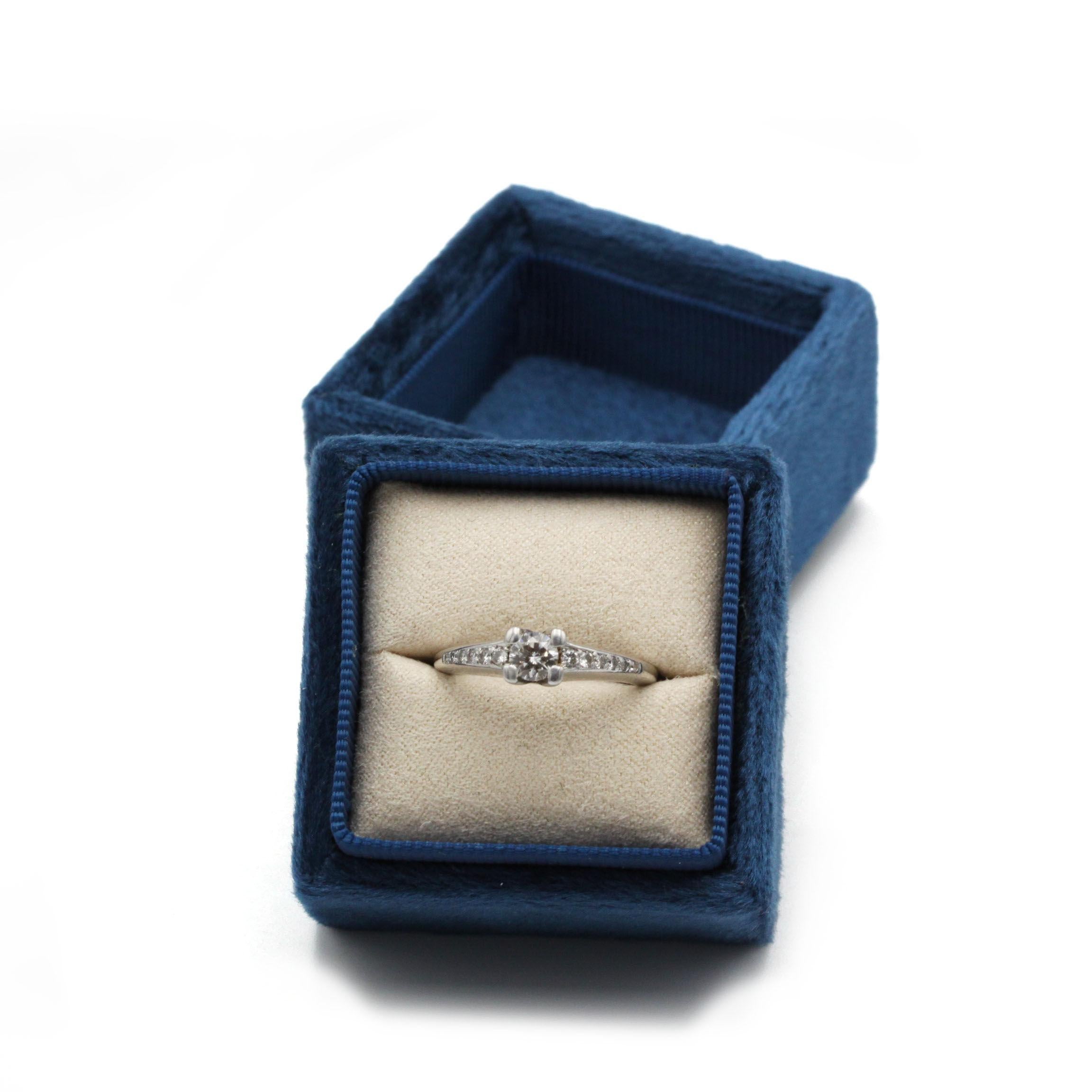 Donna Anello con diamante in oro bianco 18K con spalle a pavé, 0,65 ct totali in vendita