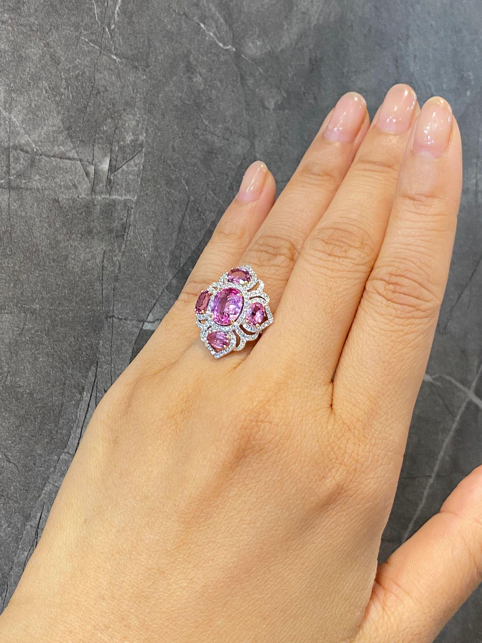 18K White Gold Diamond Ring with Pink Sapphire In New Condition For Sale In Central, HK