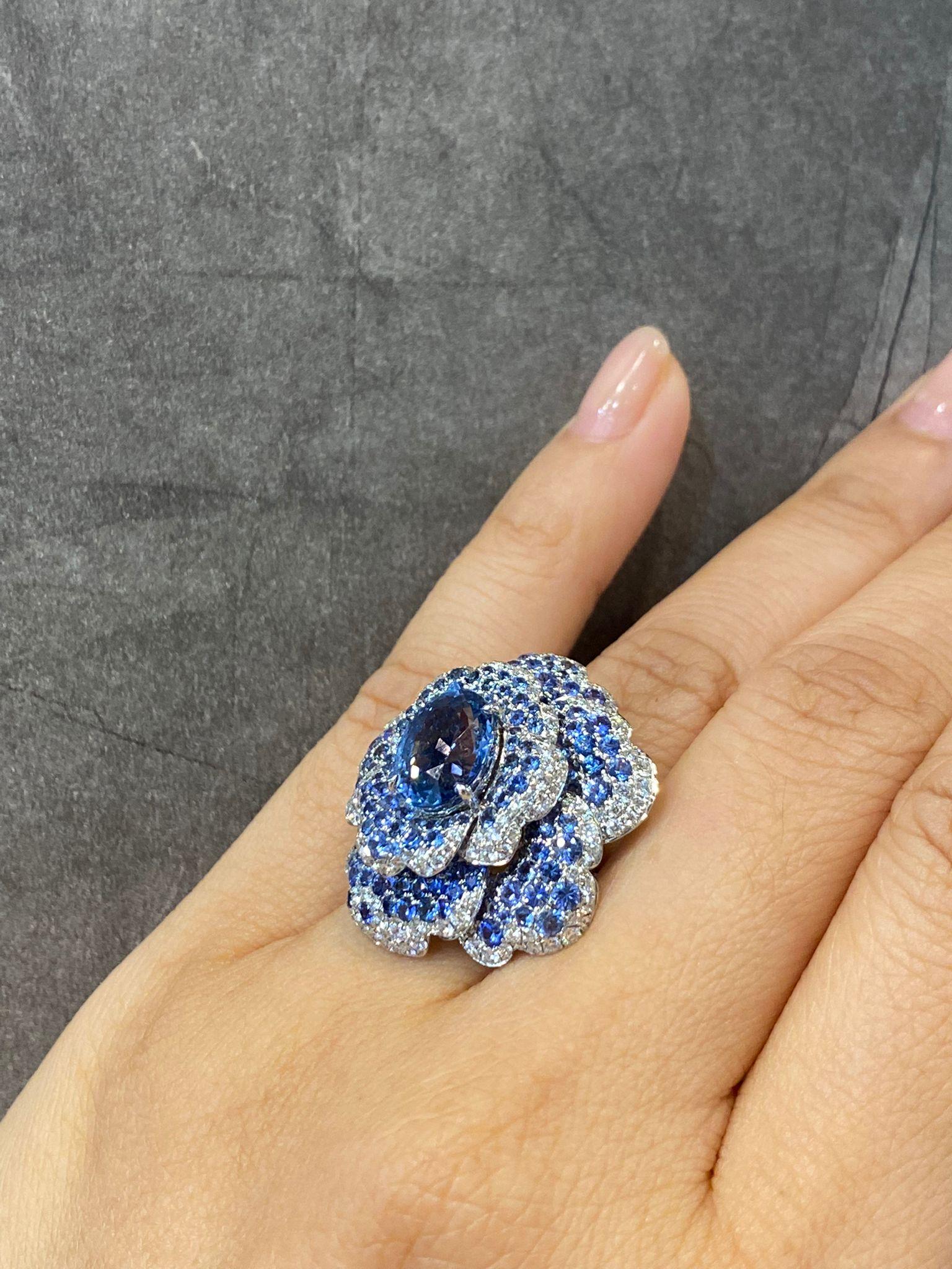 18K White Gold Diamond Ring with Sapphire In New Condition For Sale In Central, HK