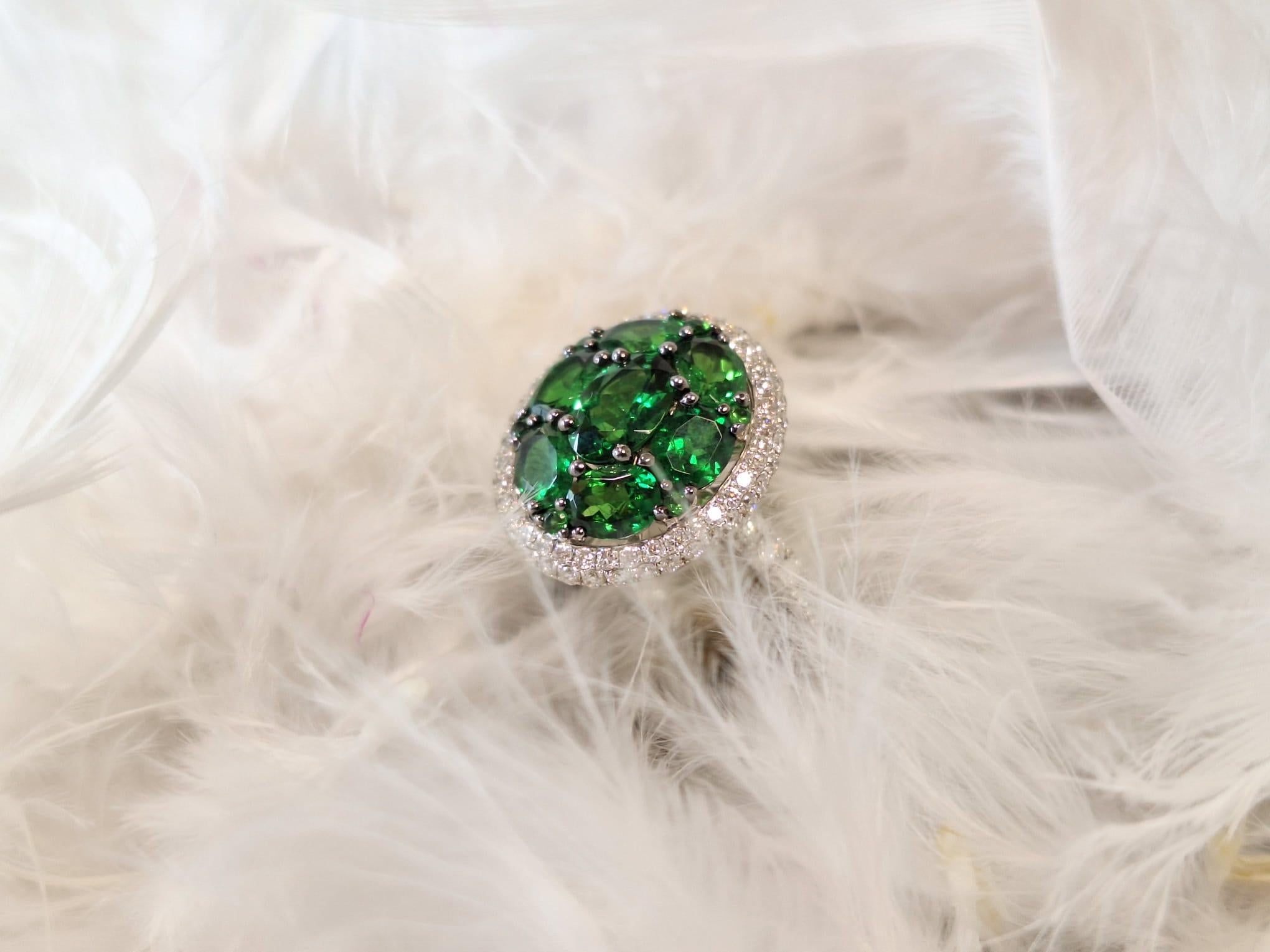 18K White Gold Diamond Ring with Tsavorite For Sale 12