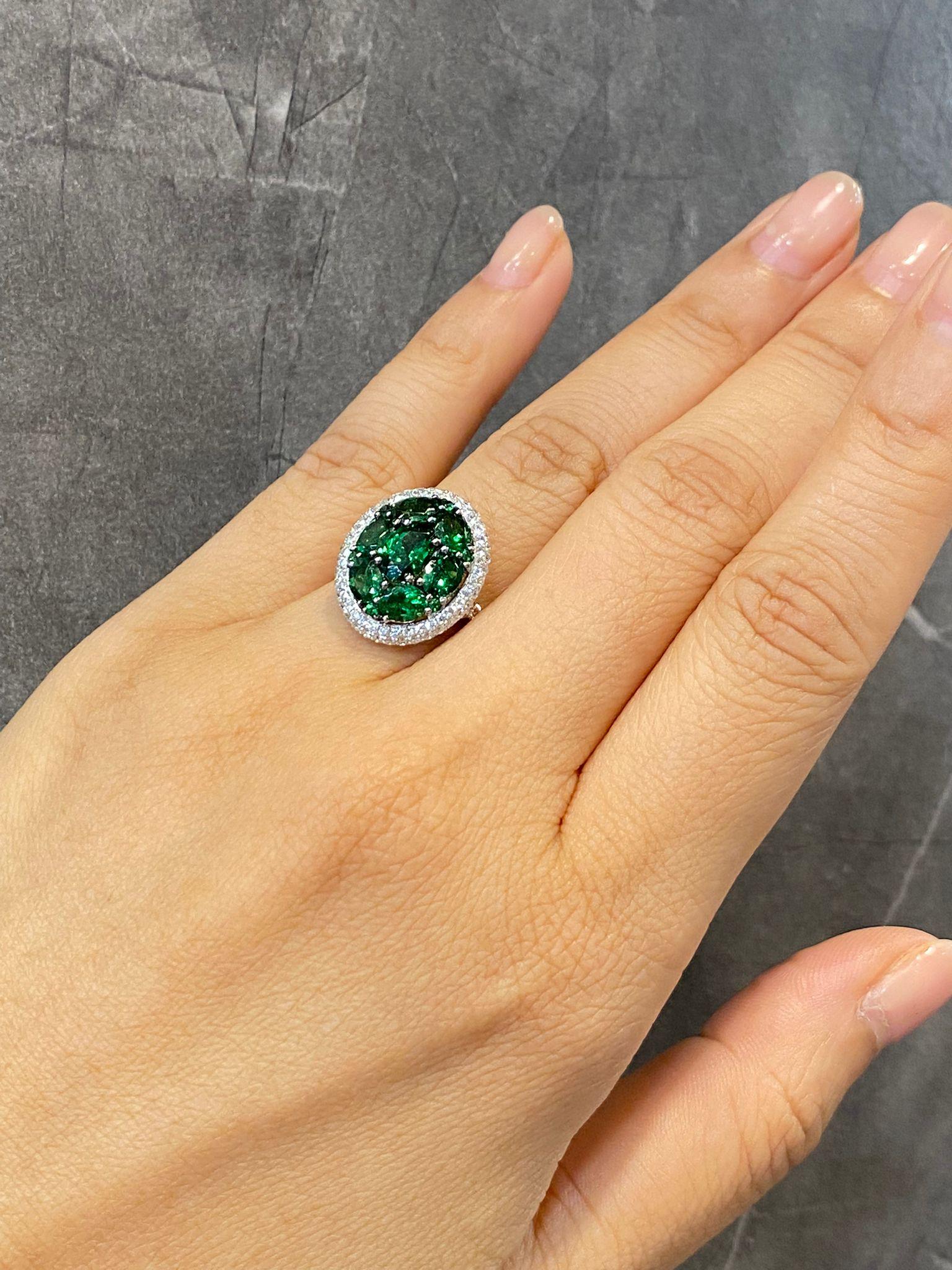 18K White Gold Diamond Ring with Tsavorite In New Condition For Sale In Central, HK