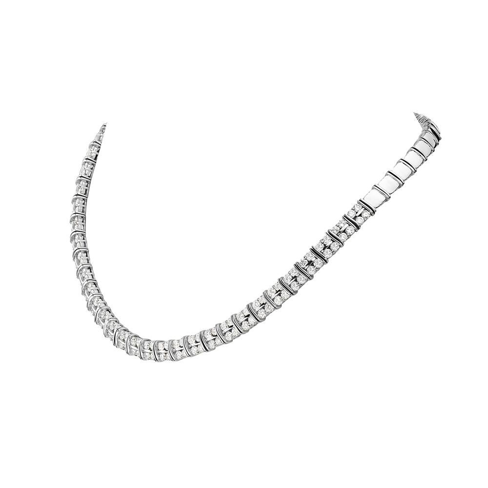 Ce collier riviera présente 9,46 carats de diamants G VS sertis en or blanc 18 carats. poids total de 55 grammes. 6.chaîne de 5 pouces. Fabriquées en Italie. 

Visites disponibles dans notre salle d'exposition à New York sur rendez-vous.