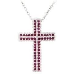 Collier pendentif croix pavé de diamants et de rubis en or 18 carats, en stock