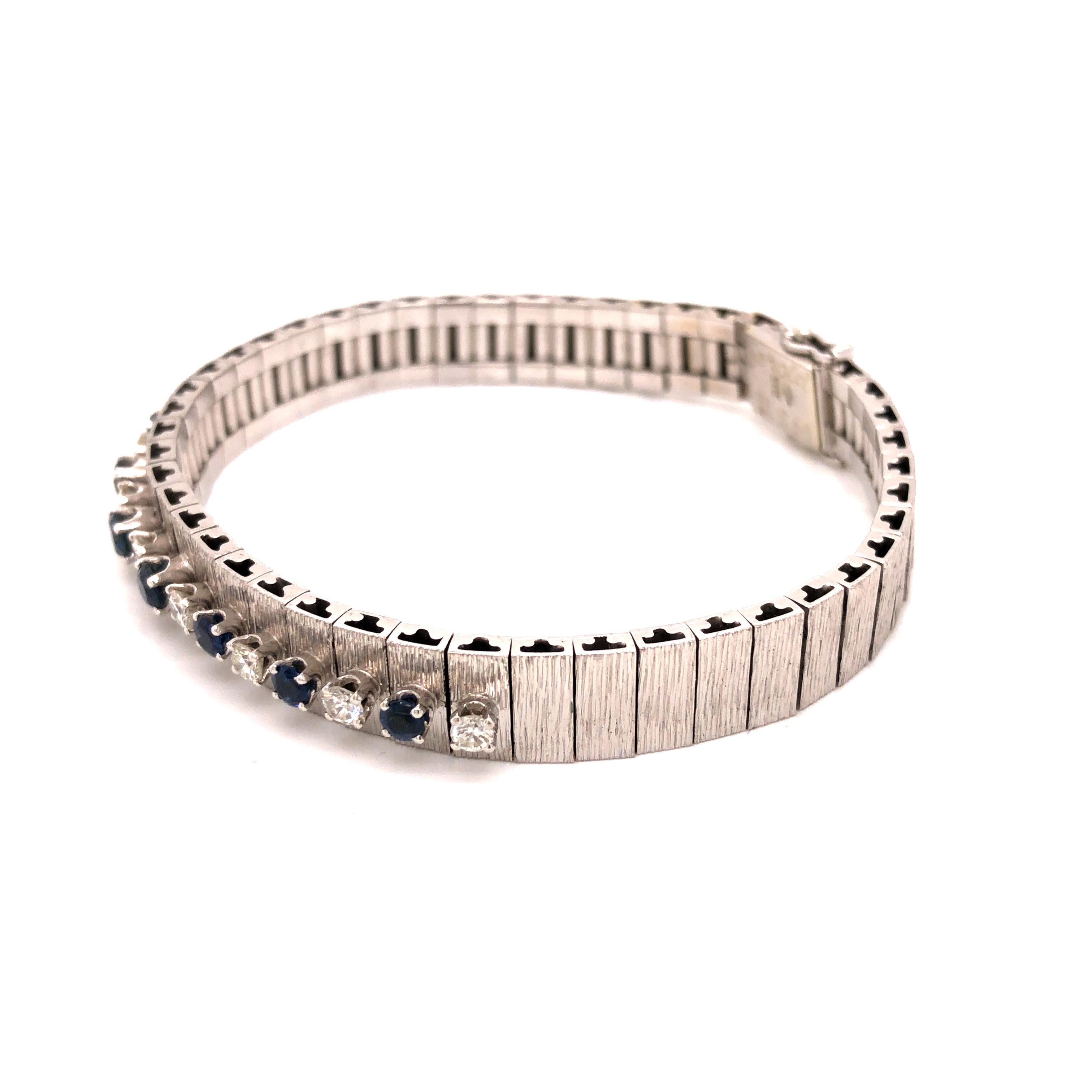 18 Karat White Gold Diamond Sapphire Bracelet In Good Condition For Sale In New York, NY