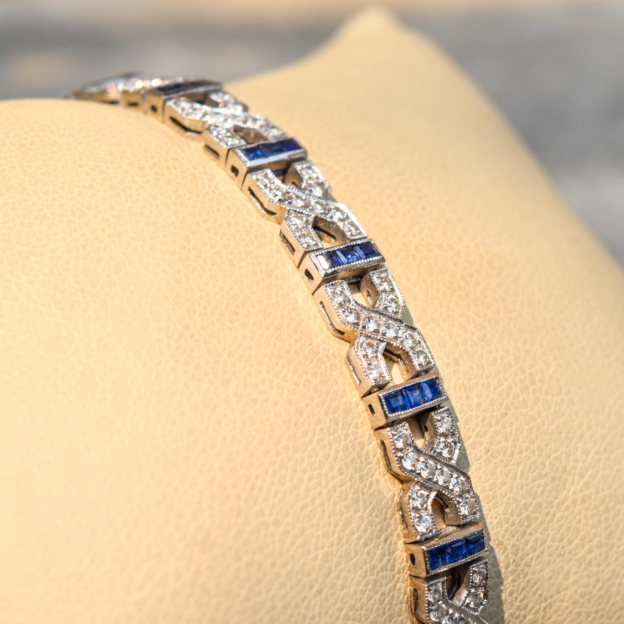 Taille brillant Bracelet à maillons infinis en or blanc 18K avec diamants et saphirs en vente