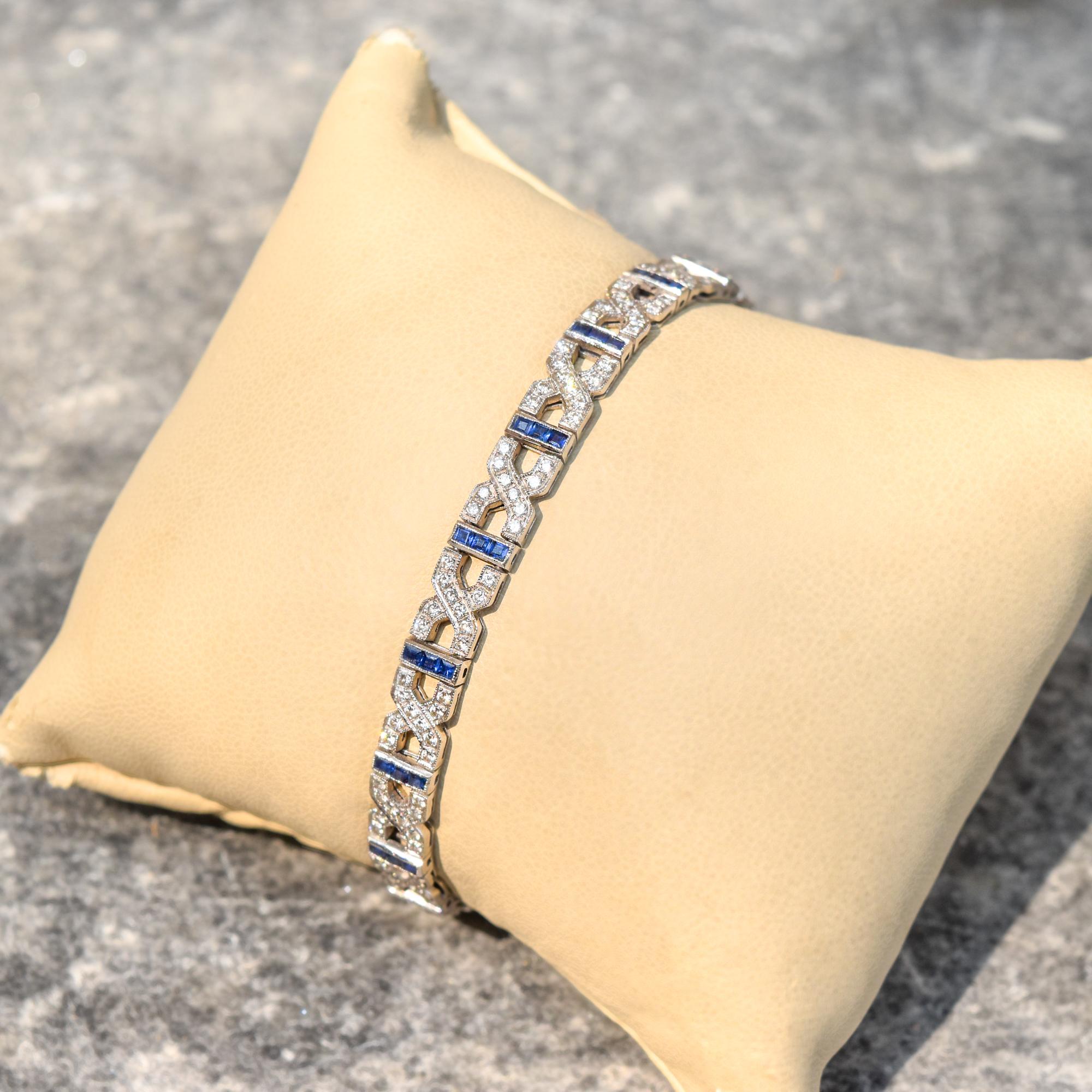 Bracelet à maillons infinis en or blanc 18K avec diamants et saphirs Bon état - En vente à Philadelphia, PA