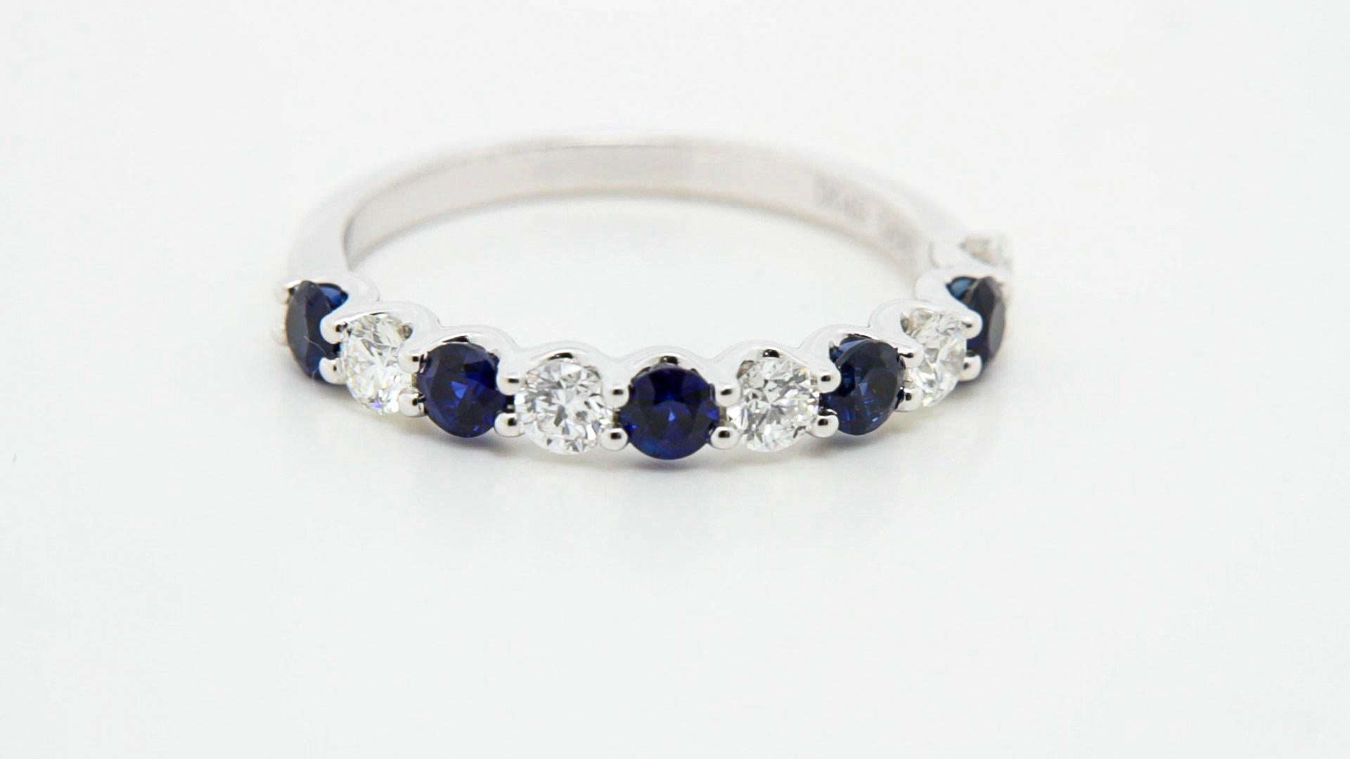 D'une élégance intemporelle, cette alliance en or blanc 18 carats est magnifiquement conçue en forme de U gracieux, ce qui lui permet de se nicher parfaitement aux côtés d'une bague de fiançailles ou d'être portée comme une pièce autonome