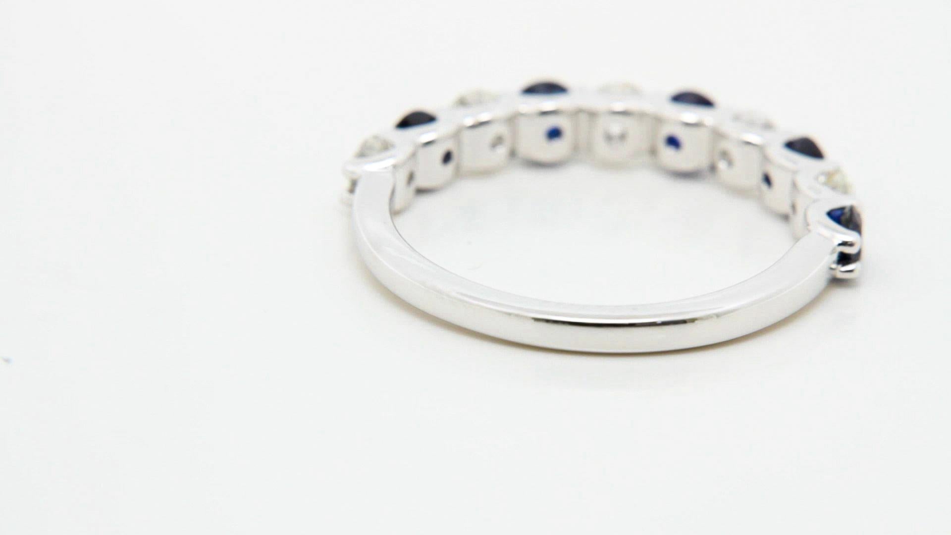 Jonc en or blanc 18K avec diamant et saphir en forme de U Neuf - En vente à Hong Kong, HK