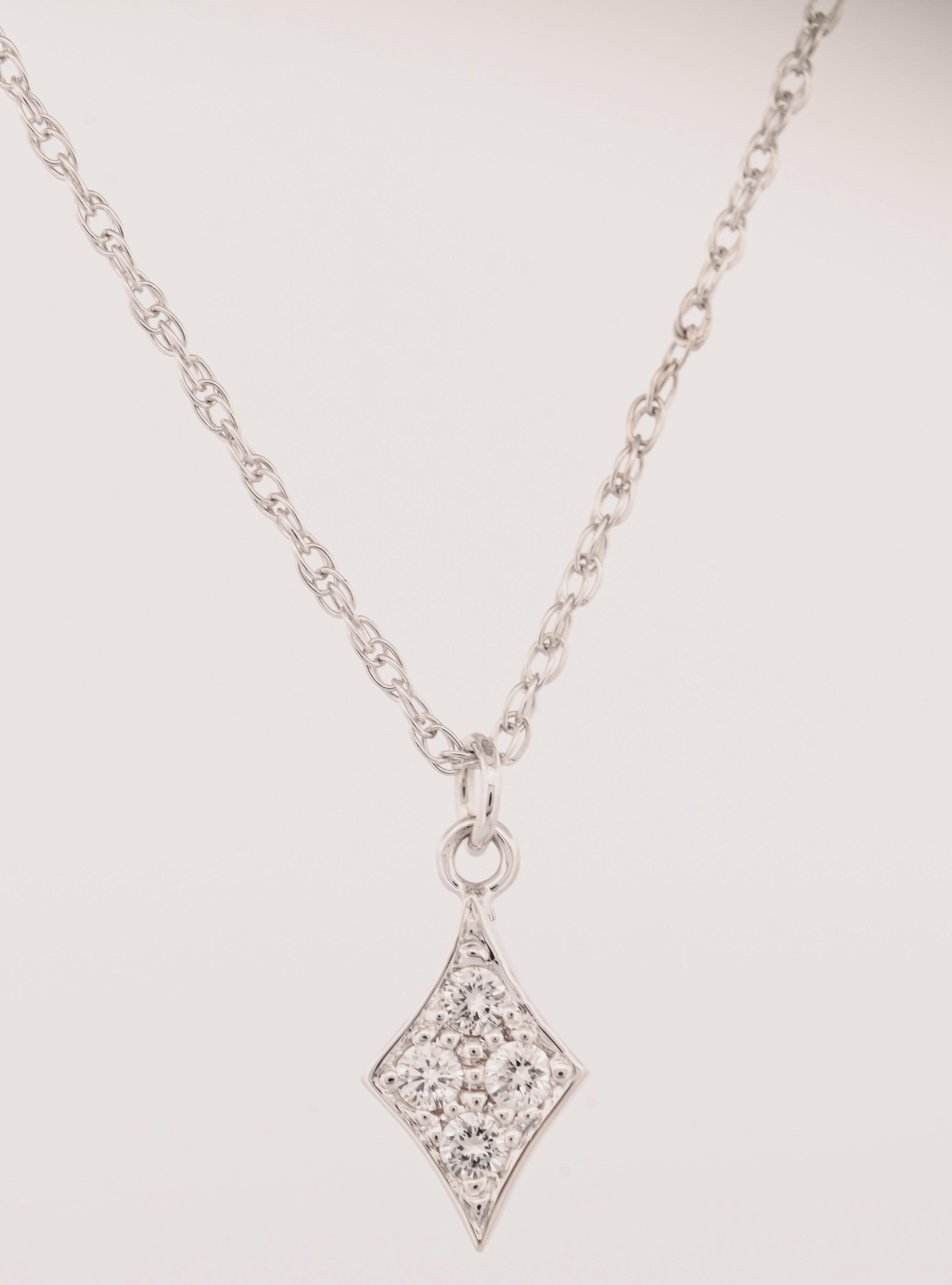 Moderne Pendentif en or blanc 18K en forme de diamant avec diamants en vente