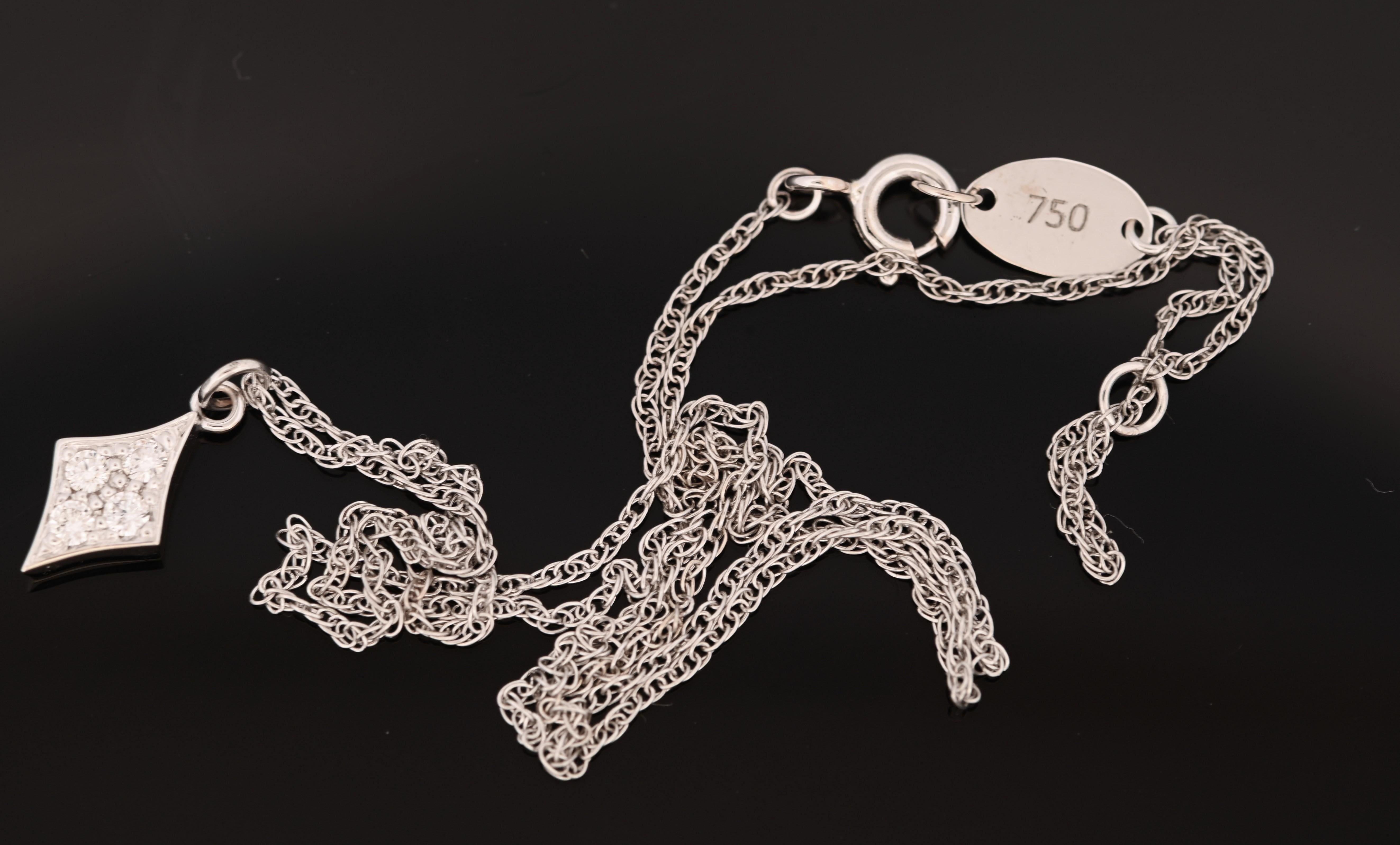 Taille ronde Pendentif en or blanc 18K en forme de diamant avec diamants en vente