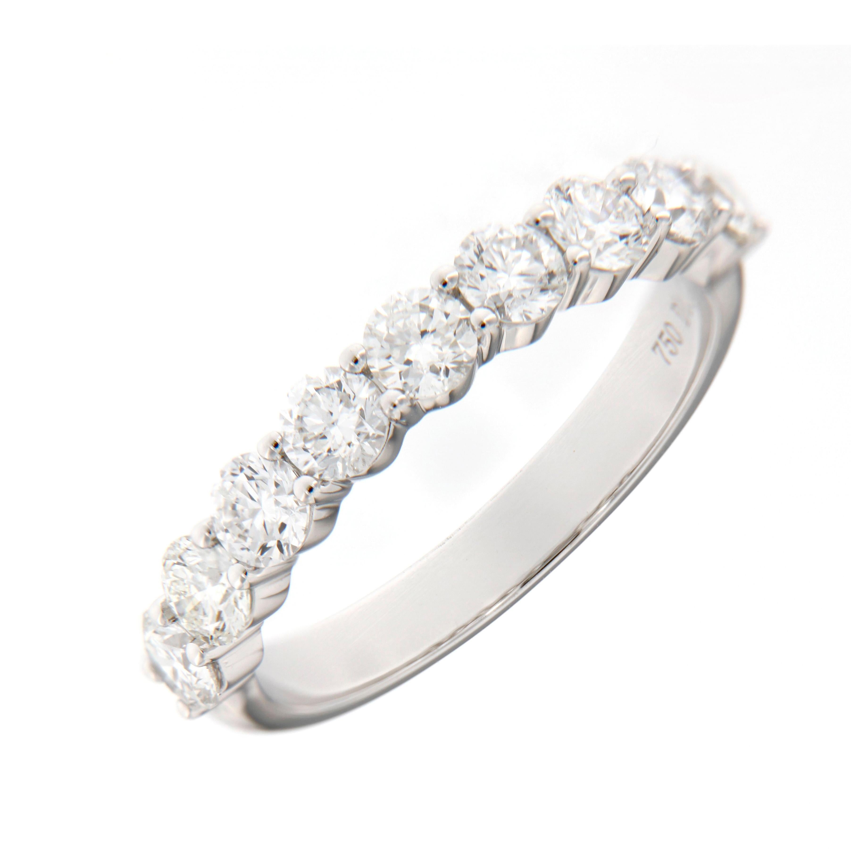 Moderne Jonc en or blanc 18K avec diamant à prong partagé en vente
