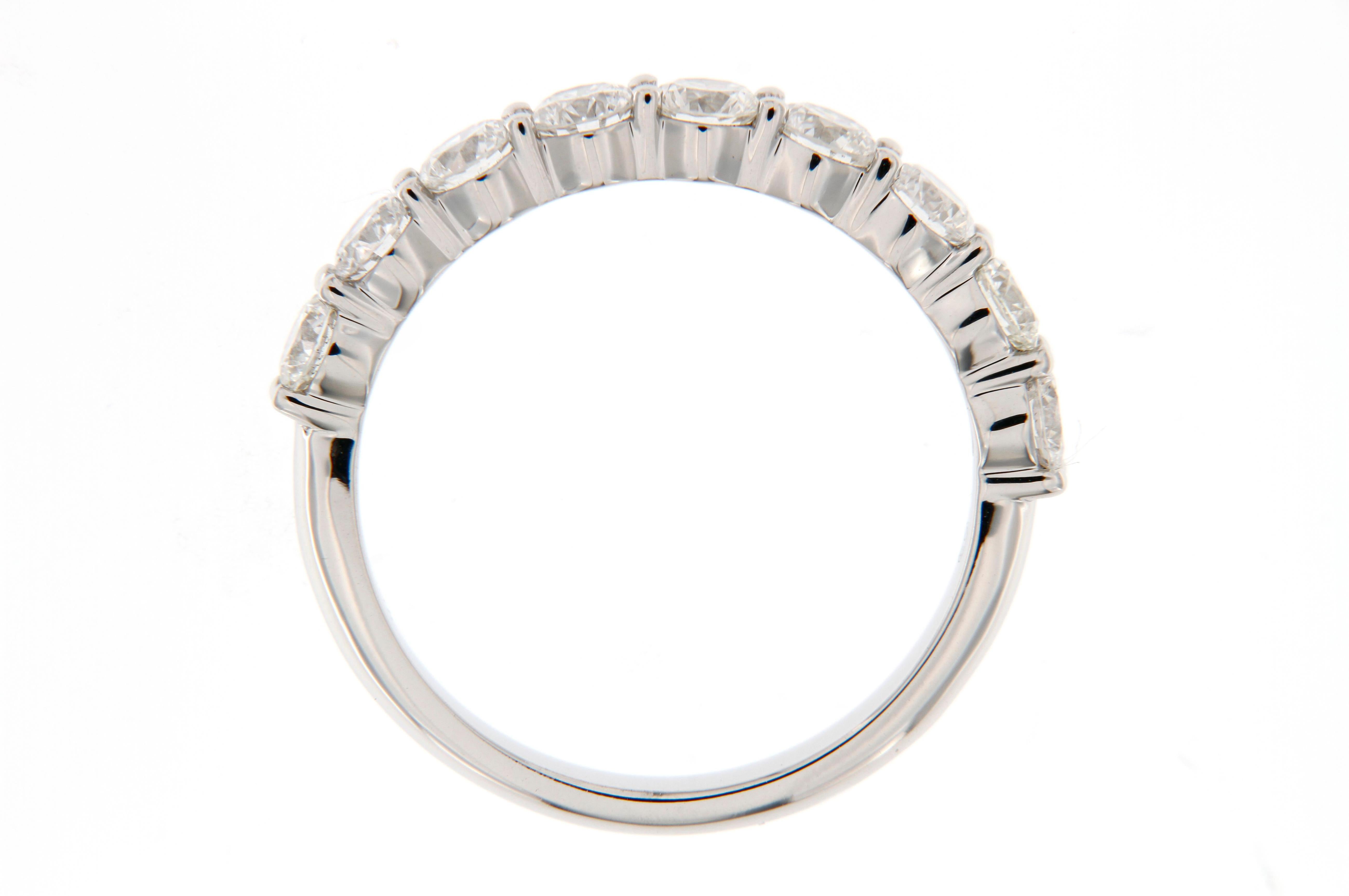 Taille ronde Jonc en or blanc 18K avec diamant à prong partagé en vente