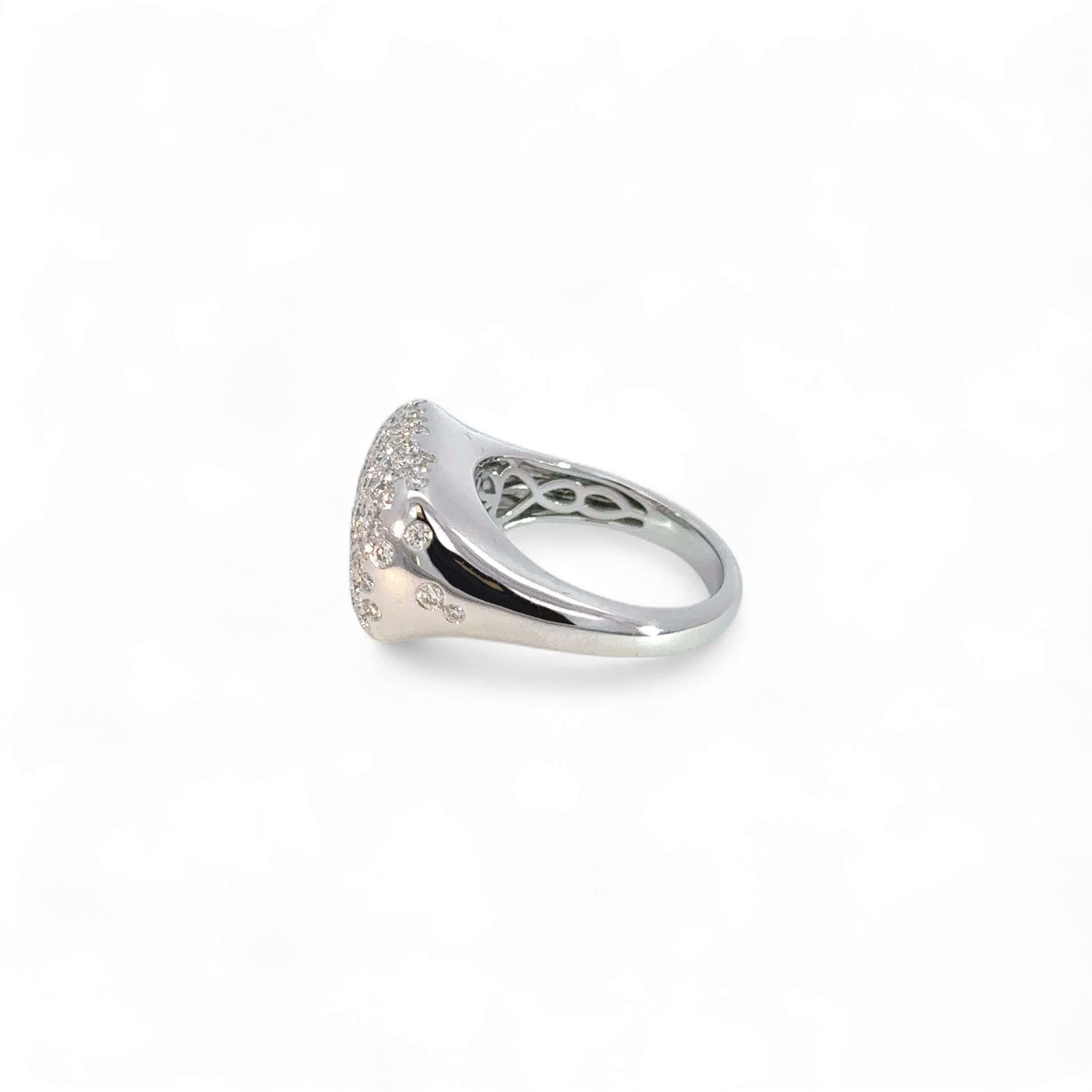 Gönnen Sie sich einen luxuriösen Stil mit diesem auffälligen Siegelring aus 18 Karat Weißgold. Mit einem Gewicht von 7,06 Gramm ist er ein kühnes Statement, das sowohl elegant als auch fesselnd ist. Mit einer schillernden Anordnung von 1,58 Karat an