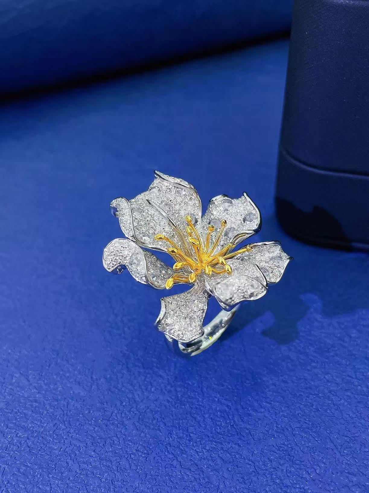 Anello/pendente in oro bianco 18K a forma di fiore con diamante da 2,75 carati

Diamanti principali - 1,07 CT
Diamanti laterali - 1,68 CT
Peso totale - 15,76 GM 

Questo squisito pezzo è un anello a forma di fiore che può essere indossato anche come