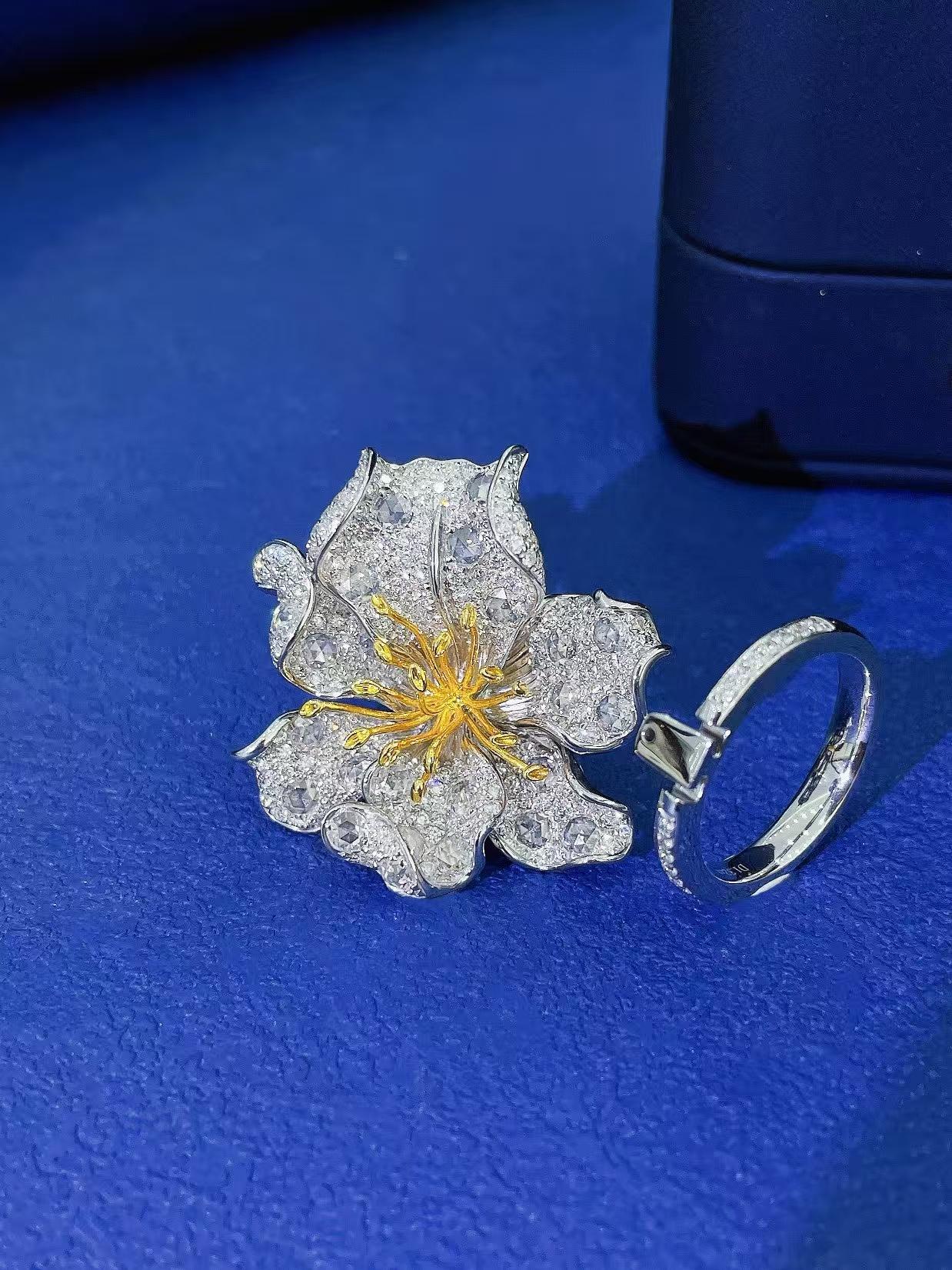 Moderno Anello/pendente in oro bianco 18K a forma di fiore con diamante da 2,75 carati in vendita