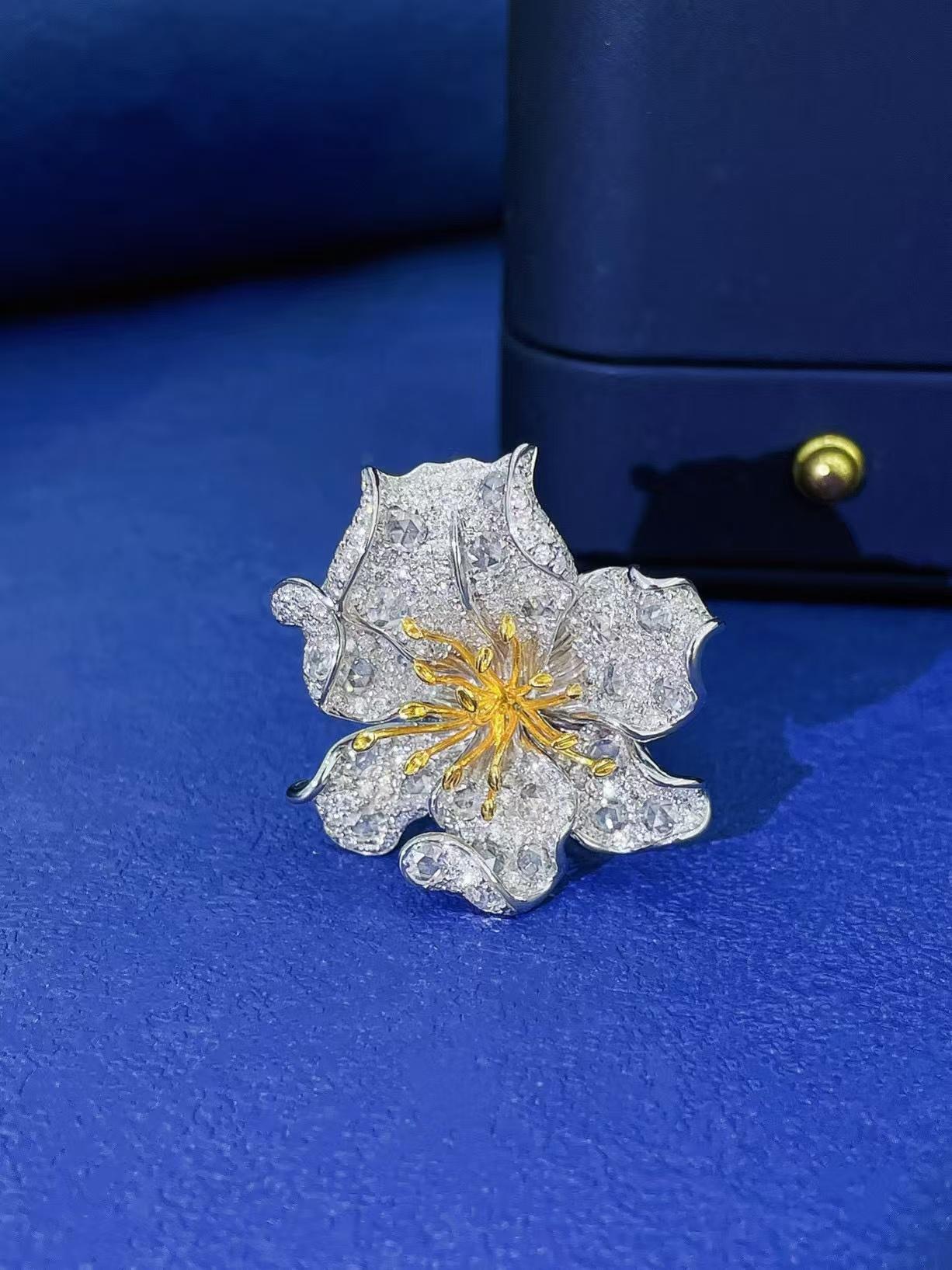 Taglio brillante Anello/pendente in oro bianco 18K a forma di fiore con diamante da 2,75 carati in vendita