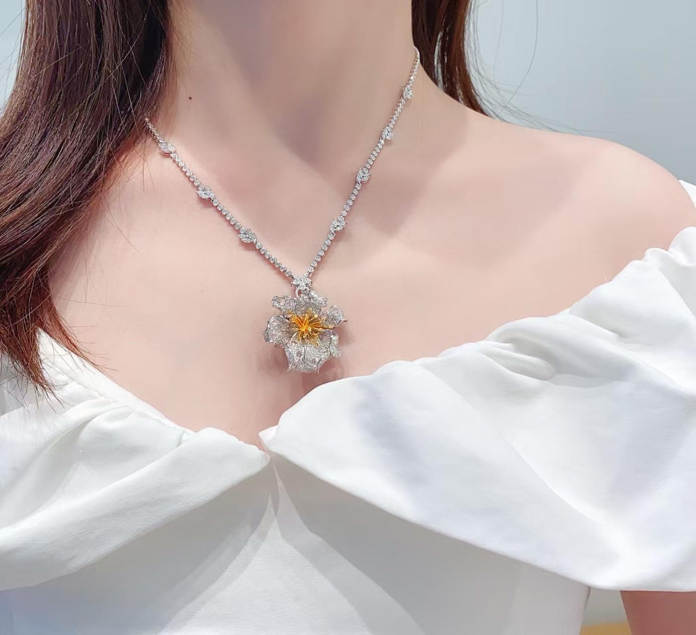 Anello/pendente in oro bianco 18K a forma di fiore con diamante da 2,75 carati In condizioni Nuovo in vendita a Kowloon, HK