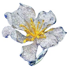 Anello/pendente in oro bianco 18K a forma di fiore con diamante da 2,75 carati