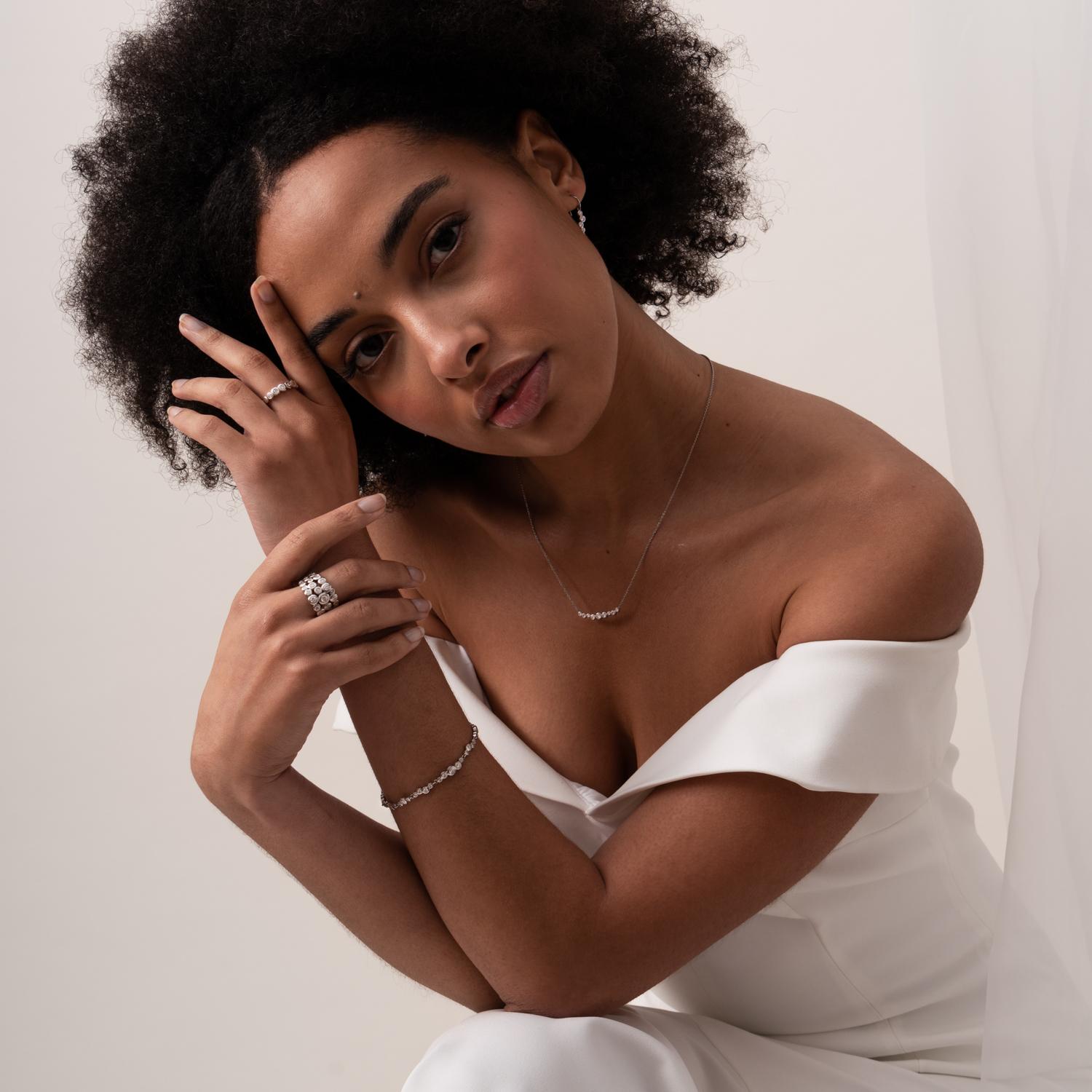 Moderno Collana a barre a cascata con diamanti e oro bianco 18 carati in vendita