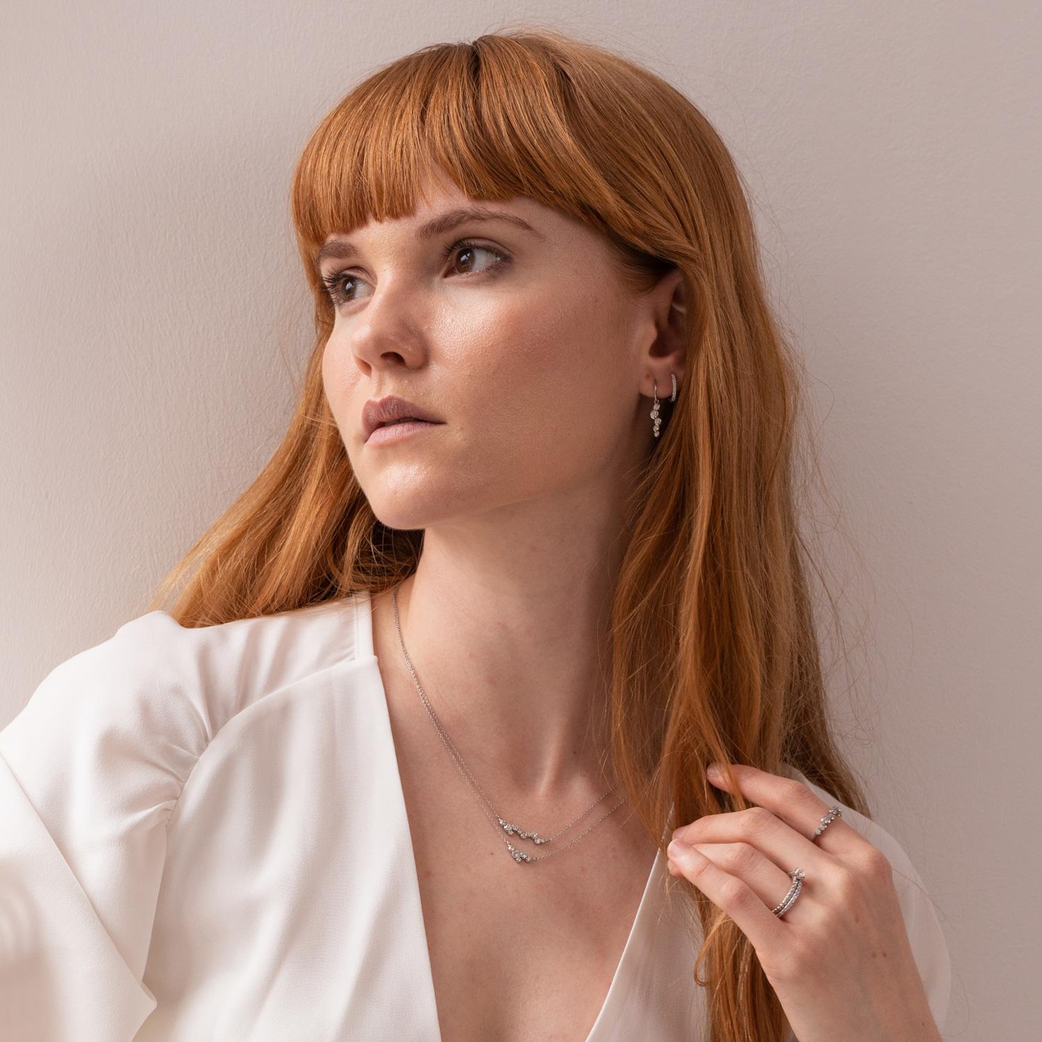 Luxueusement fabriquées à la main en or blanc 18 carats, ces élégantes boucles d'oreilles Cascade présentent une délicate cascade de diamants blancs étincelants. Les diamants sont enchâssés dans de fines montures en rubis et suspendus à des fils