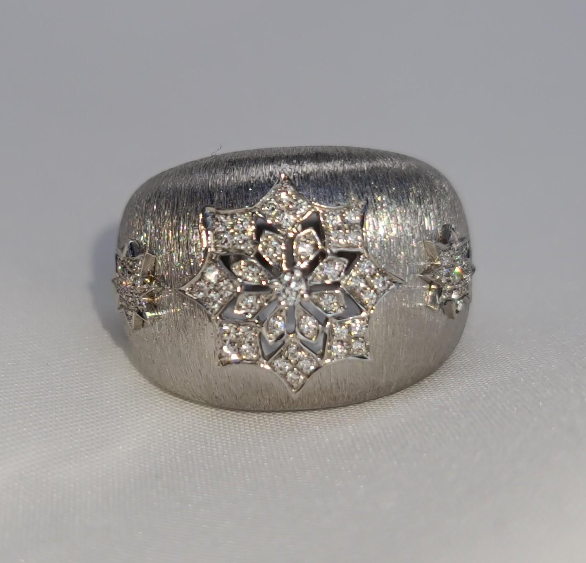 18 Karat White Gold Diamond Snowflake Ring in Florentine Finish In New Condition In Hong Kong, HK