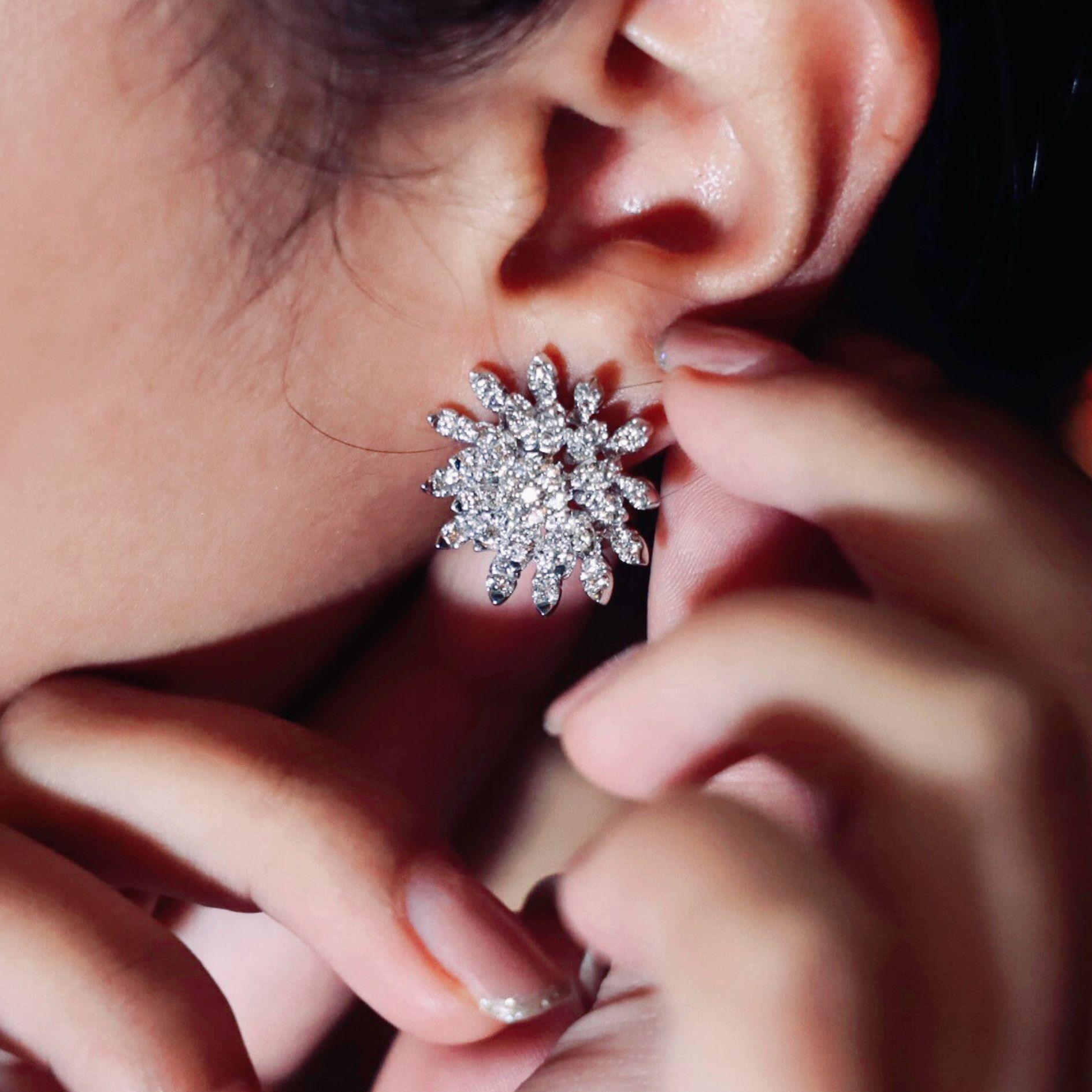 18K White Gold Diamond Snowflake Stud Earrings In New Condition For Sale In Hong Kong, HK