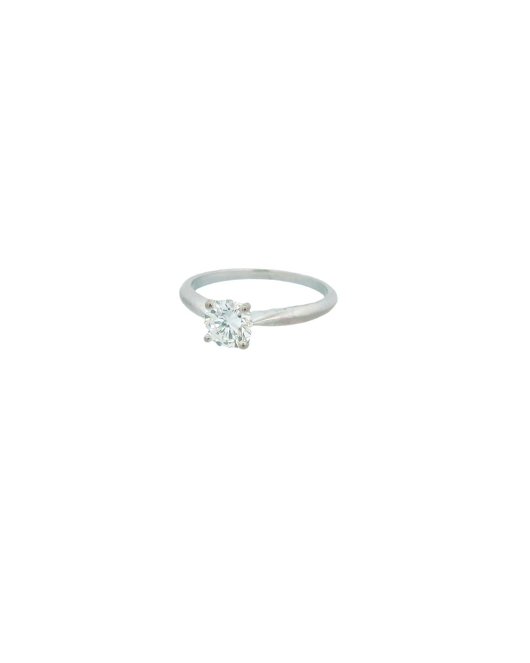 Taille ronde Bague en or blanc 18K avec solitaire en diamant de 0,75 ct par René Kern en vente