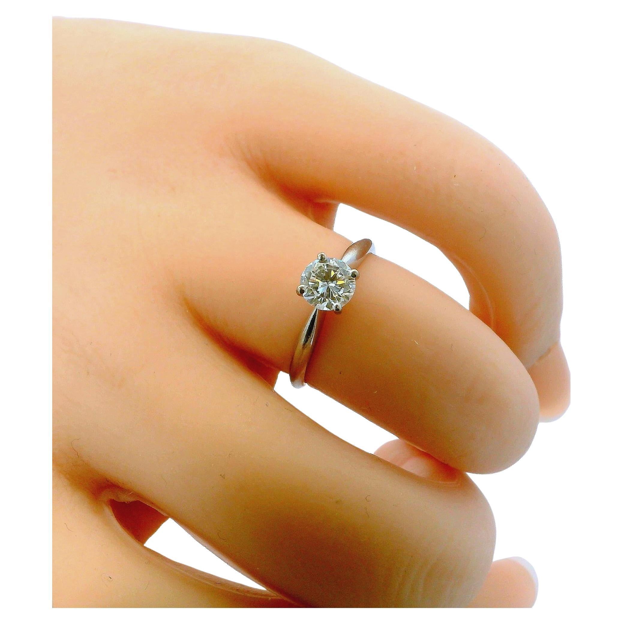 Bague en or blanc 18K avec solitaire en diamant de 0,75 ct par René Kern en vente