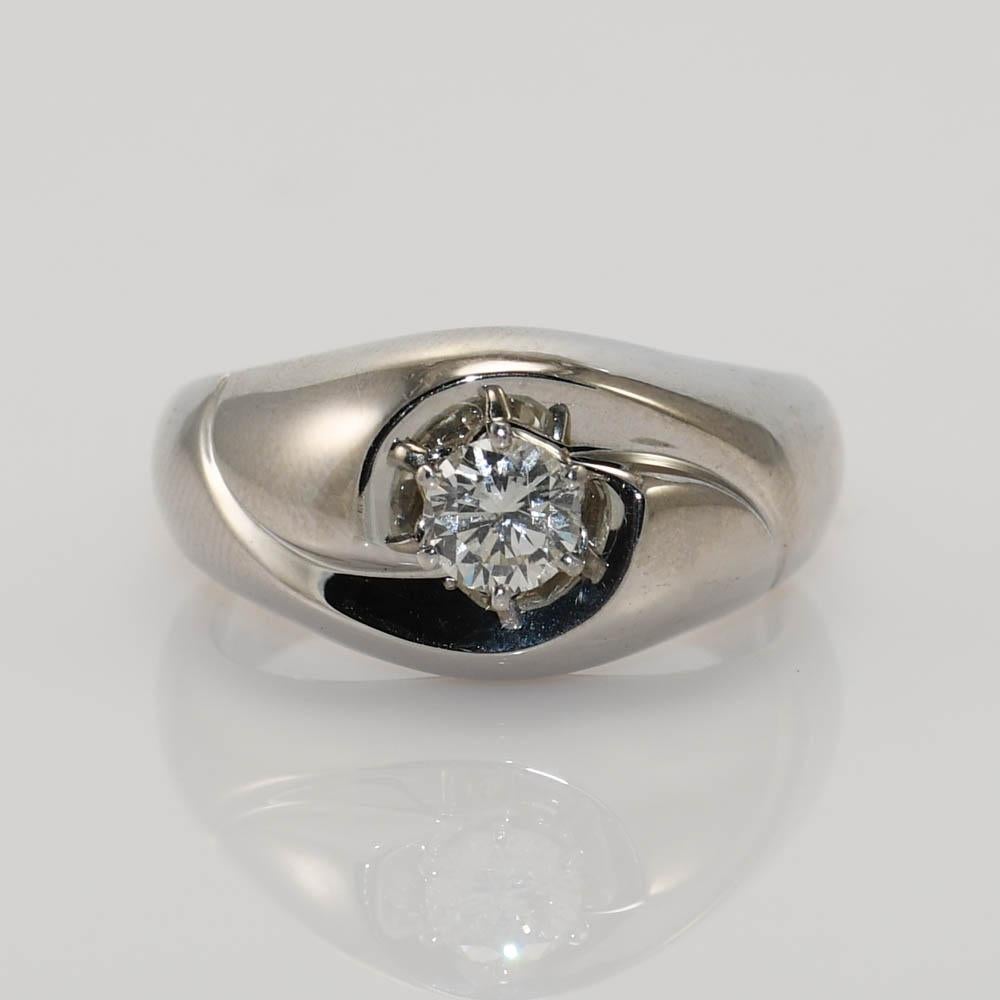 Anillo de diamantes de diseño para hombre de Jabel en engaste de oro blanco de 14k.
Lleva el sello 14k, Jabel, y pesa 12,3 gramos.
El diamante es una talla brillante redonda, de 0,57 quilates, color i-j-k y claridad SI2.
La talla del anillo es la 9